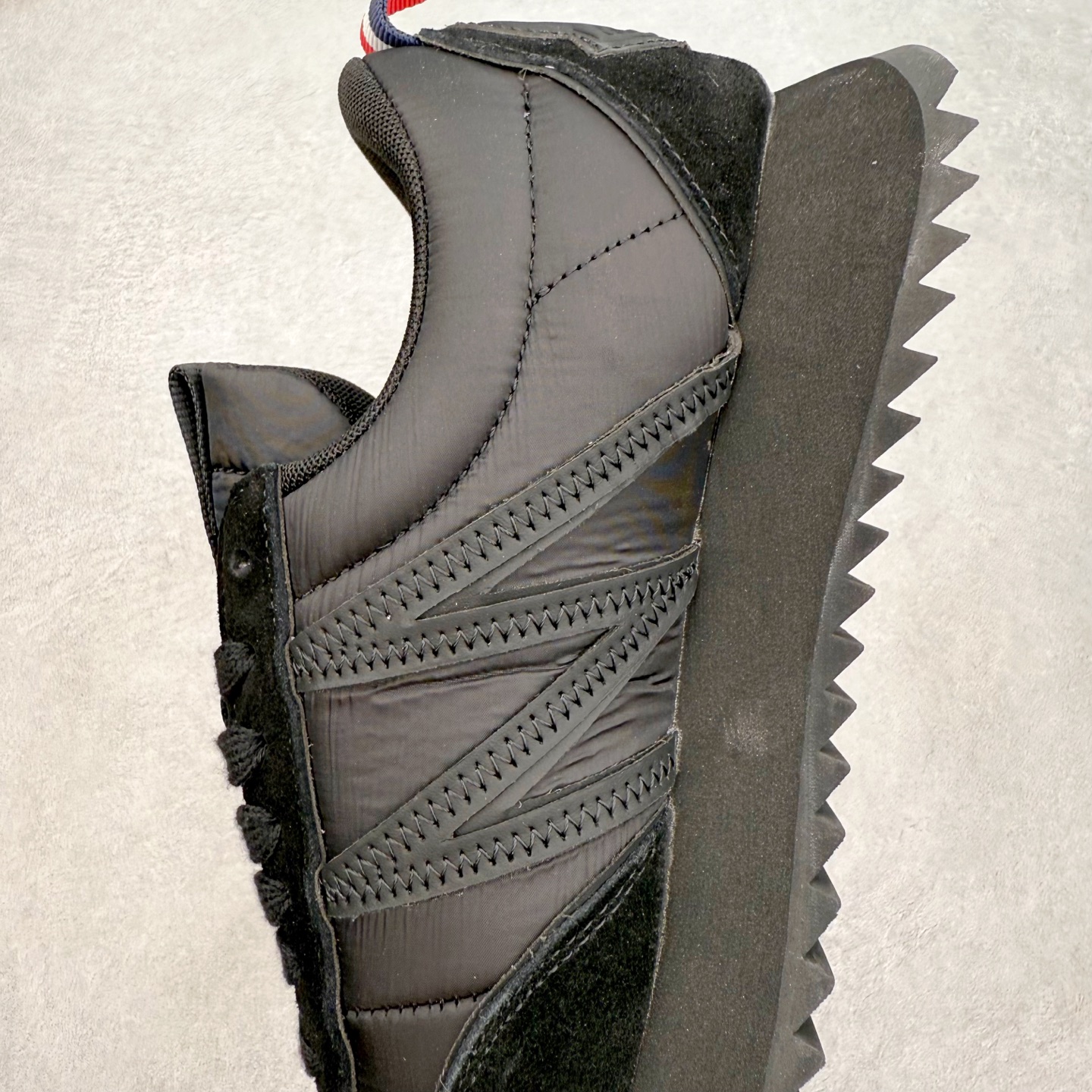 图片[7]-Moncler盟可睐 Pacey 麂皮圆头系带低帮生活休闲鞋 MONCLER（盟可睐）是一个以专业户外运动装备起家的服饰品牌，旗下产品以羽绒服为主。MONCLER，是小镇Monestier deClermont的缩写，于1952年在法国格勒诺布尔成立，现在总部设于意大利米兰。Moncler的品牌Logo是M字母与一只公鸡的组合。 Moncler品牌下面分：“Moncler Gamme Rouge”和“MonclerGamme Bleu”两个秀场品牌。实拍调校N版已经零色差零失真 百分百还原实物色彩所见即所得 不存在货不对板色差等低级问题 选购参考实物拍摄 不混卖不参货 只用心做好货严格选品 承诺混一赔十 尺码：36 36.5 37.5 38 38.5 39 40 40.5 41 42 42.5 43 44 44.5 45-选品中心