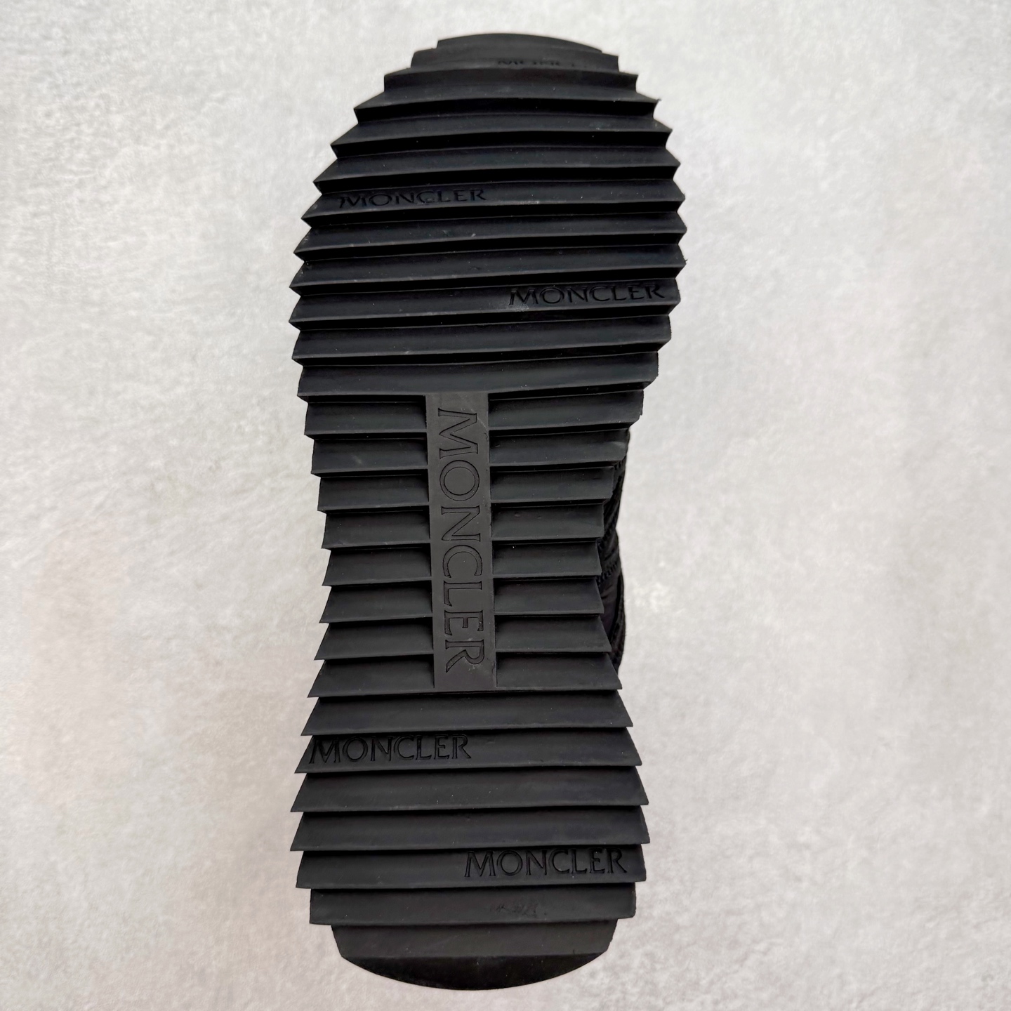 图片[9]-Moncler盟可睐 Pacey 麂皮圆头系带低帮生活休闲鞋 MONCLER（盟可睐）是一个以专业户外运动装备起家的服饰品牌，旗下产品以羽绒服为主。MONCLER，是小镇Monestier deClermont的缩写，于1952年在法国格勒诺布尔成立，现在总部设于意大利米兰。Moncler的品牌Logo是M字母与一只公鸡的组合。 Moncler品牌下面分：“Moncler Gamme Rouge”和“MonclerGamme Bleu”两个秀场品牌。实拍调校N版已经零色差零失真 百分百还原实物色彩所见即所得 不存在货不对板色差等低级问题 选购参考实物拍摄 不混卖不参货 只用心做好货严格选品 承诺混一赔十 尺码：36 36.5 37.5 38 38.5 39 40 40.5 41 42 42.5 43 44 44.5 45-选品中心