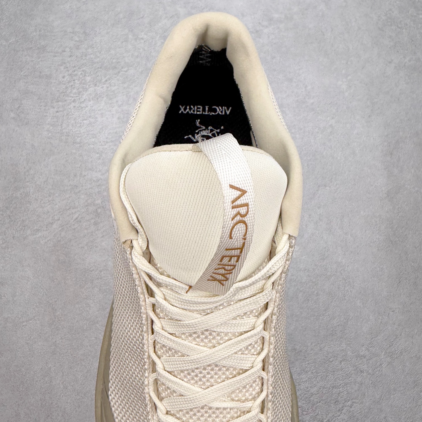 图片[5]-＃HP Arcteryx Aerios GTX 始祖鸟户外防水透气低帮徒步登山鞋 Arcteryx中文名始祖鸟 加拿大户外服饰品牌 1989年创立于加拿大温哥华 始祖鸟来自加拿大海岸山脉 植根高山的专业户外品牌 始终秉承对精湛设计和工艺孜孜以求的准则 从1989年创立至今 Arcteryx始终不断在产品设计与做工上不惜工本 以满足始祖鸟的标准 品质、设计以及精简的理念造就了其良好的性能 并能满足严苛环境下的使用需求 尺码：39 40 41 42 43 44 45-选品中心