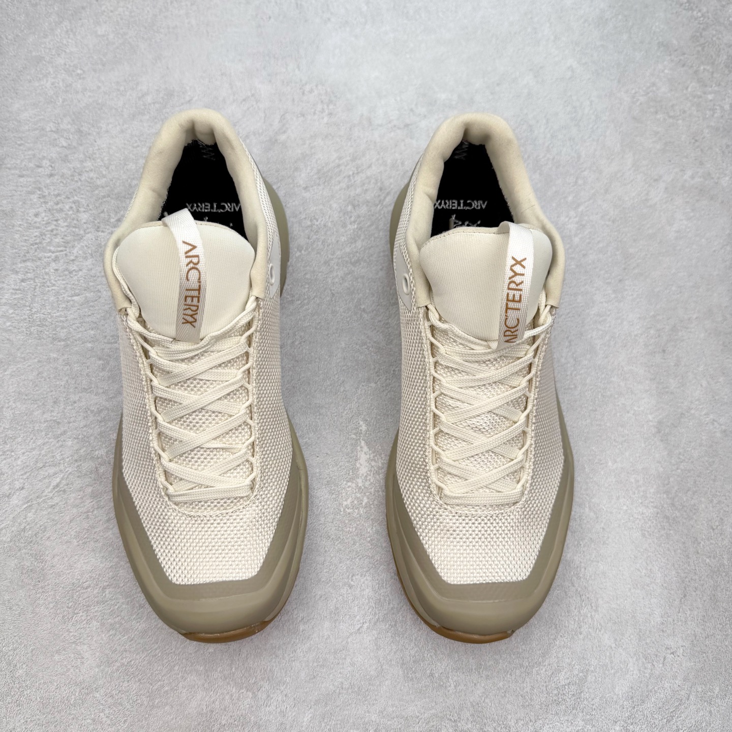 图片[2]-＃HP Arcteryx Aerios GTX 始祖鸟户外防水透气低帮徒步登山鞋 Arcteryx中文名始祖鸟 加拿大户外服饰品牌 1989年创立于加拿大温哥华 始祖鸟来自加拿大海岸山脉 植根高山的专业户外品牌 始终秉承对精湛设计和工艺孜孜以求的准则 从1989年创立至今 Arcteryx始终不断在产品设计与做工上不惜工本 以满足始祖鸟的标准 品质、设计以及精简的理念造就了其良好的性能 并能满足严苛环境下的使用需求 尺码：39 40 41 42 43 44 45-选品中心