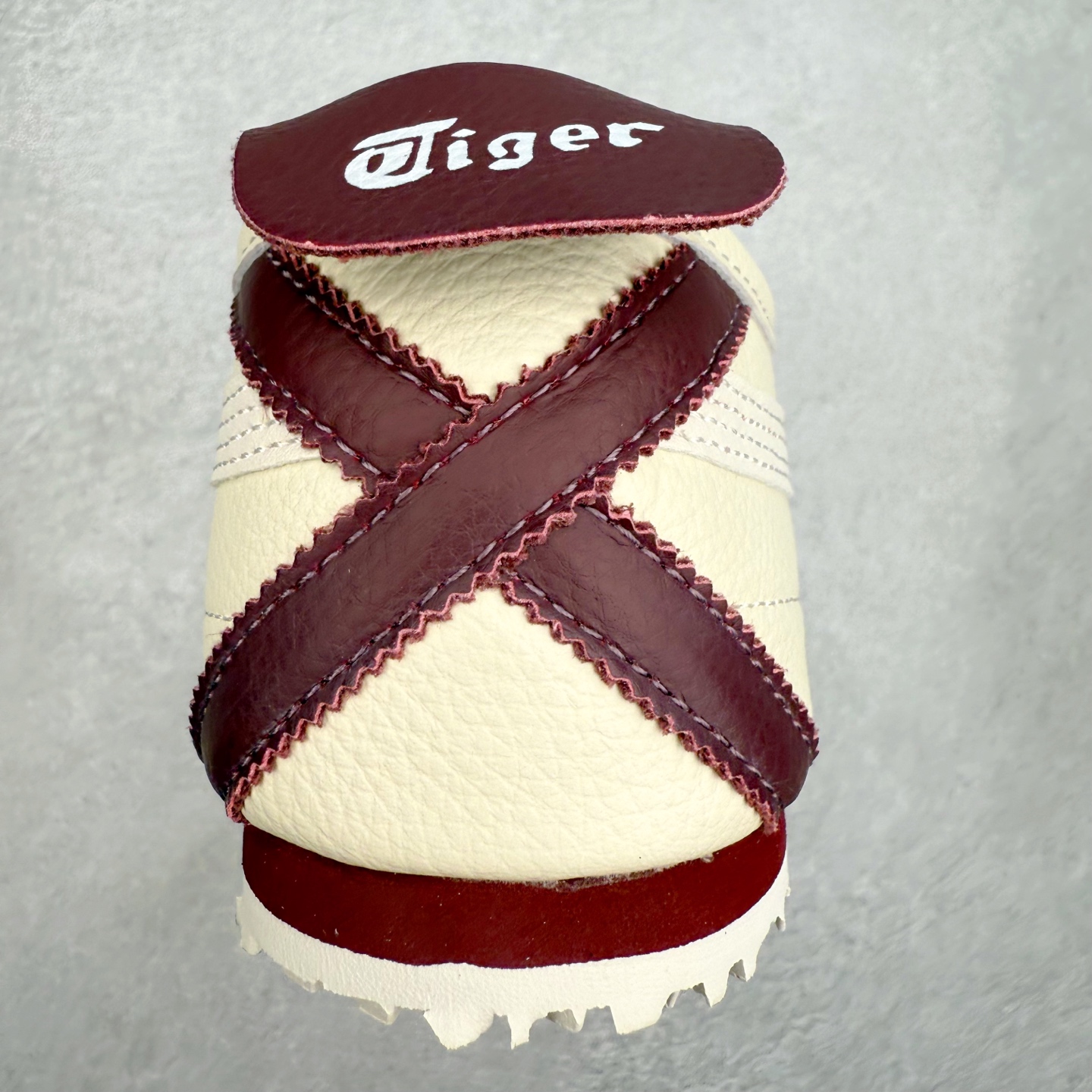 图片[8]-＃C版 Asics Onitsuka Tiger MEXICO 66 亚瑟士鬼冢虎复古经典板鞋 市场王者选手 海外订单工厂出品 长期生产补货永不断码 超成熟稳定的做工品控 原装全套纸板楦头开发 原汁原味 完美呈现版型 私模正确鞋底咬花纹路 一比一鞋头弧度高度鞋身弧度 绝不口嗨 细节品控鞋型随意秒杀市面 原档咬花纹路私模大底 一个单元有六个三角形 总体形拼接呈现花瓣状 官方四联吊牌 原装Ortholite轻量化鞋垫 原盒原配 质保卡 说明书 钢印防尘纸 纸板中底带钢印 乳胶组合鞋垫 支持全方位的对比专柜 产品从款式颜色造型上体现出追求舒适和细节的完美 鞋类更是推崇手工制作的严谨与完美 融舒适性与可穿性的设计风格 注重细节的完美和别致魅力 既保持稳重 又不失轻松的时尚感 尺码：36 37 37.5 38 39 39.5 40 40.5 41.5 42 42.5 43.5 44 45-选品中心