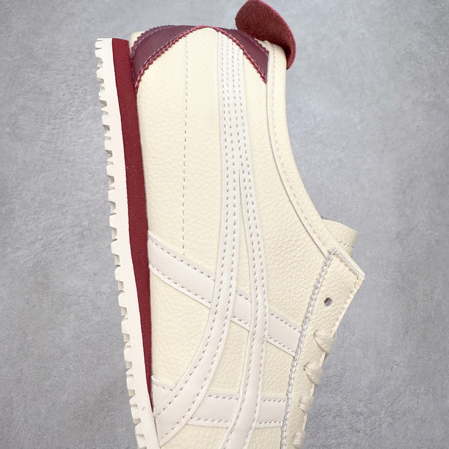 图片[6]-＃C版 Asics Onitsuka Tiger MEXICO 66 亚瑟士鬼冢虎复古经典板鞋 市场王者选手 海外订单工厂出品 长期生产补货永不断码 超成熟稳定的做工品控 原装全套纸板楦头开发 原汁原味 完美呈现版型 私模正确鞋底咬花纹路 一比一鞋头弧度高度鞋身弧度 绝不口嗨 细节品控鞋型随意秒杀市面 原档咬花纹路私模大底 一个单元有六个三角形 总体形拼接呈现花瓣状 官方四联吊牌 原装Ortholite轻量化鞋垫 原盒原配 质保卡 说明书 钢印防尘纸 纸板中底带钢印 乳胶组合鞋垫 支持全方位的对比专柜 产品从款式颜色造型上体现出追求舒适和细节的完美 鞋类更是推崇手工制作的严谨与完美 融舒适性与可穿性的设计风格 注重细节的完美和别致魅力 既保持稳重 又不失轻松的时尚感 尺码：36 37 37.5 38 39 39.5 40 40.5 41.5 42 42.5 43.5 44 45-选品中心