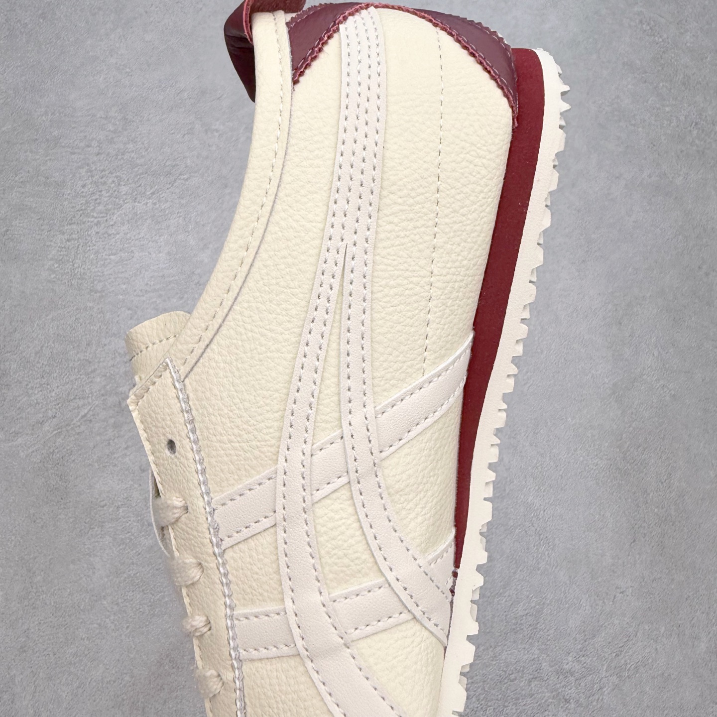 图片[7]-＃C版 Asics Onitsuka Tiger MEXICO 66 亚瑟士鬼冢虎复古经典板鞋 市场王者选手 海外订单工厂出品 长期生产补货永不断码 超成熟稳定的做工品控 原装全套纸板楦头开发 原汁原味 完美呈现版型 私模正确鞋底咬花纹路 一比一鞋头弧度高度鞋身弧度 绝不口嗨 细节品控鞋型随意秒杀市面 原档咬花纹路私模大底 一个单元有六个三角形 总体形拼接呈现花瓣状 官方四联吊牌 原装Ortholite轻量化鞋垫 原盒原配 质保卡 说明书 钢印防尘纸 纸板中底带钢印 乳胶组合鞋垫 支持全方位的对比专柜 产品从款式颜色造型上体现出追求舒适和细节的完美 鞋类更是推崇手工制作的严谨与完美 融舒适性与可穿性的设计风格 注重细节的完美和别致魅力 既保持稳重 又不失轻松的时尚感 尺码：36 37 37.5 38 39 39.5 40 40.5 41.5 42 42.5 43.5 44 45-选品中心