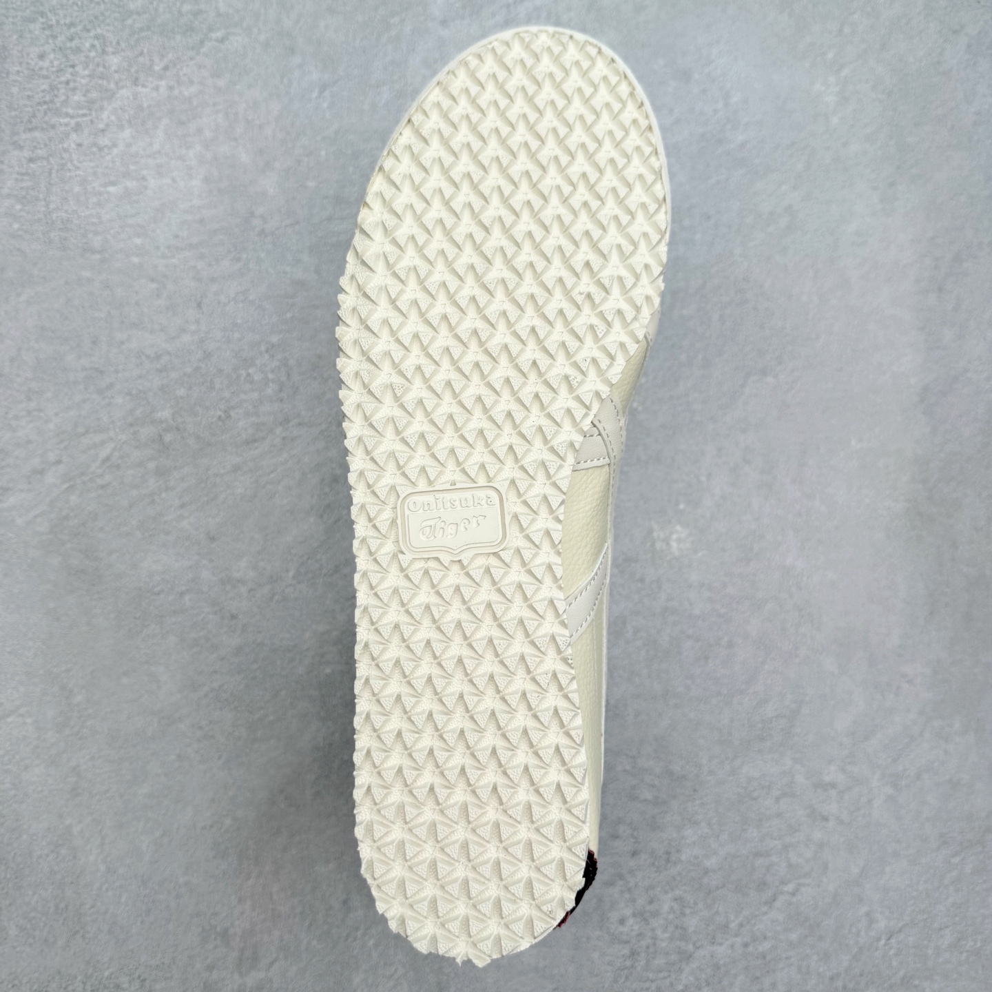 图片[9]-＃C版 Asics Onitsuka Tiger MEXICO 66 亚瑟士鬼冢虎复古经典板鞋 市场王者选手 海外订单工厂出品 长期生产补货永不断码 超成熟稳定的做工品控 原装全套纸板楦头开发 原汁原味 完美呈现版型 私模正确鞋底咬花纹路 一比一鞋头弧度高度鞋身弧度 绝不口嗨 细节品控鞋型随意秒杀市面 原档咬花纹路私模大底 一个单元有六个三角形 总体形拼接呈现花瓣状 官方四联吊牌 原装Ortholite轻量化鞋垫 原盒原配 质保卡 说明书 钢印防尘纸 纸板中底带钢印 乳胶组合鞋垫 支持全方位的对比专柜 产品从款式颜色造型上体现出追求舒适和细节的完美 鞋类更是推崇手工制作的严谨与完美 融舒适性与可穿性的设计风格 注重细节的完美和别致魅力 既保持稳重 又不失轻松的时尚感 尺码：36 37 37.5 38 39 39.5 40 40.5 41.5 42 42.5 43.5 44 45-选品中心