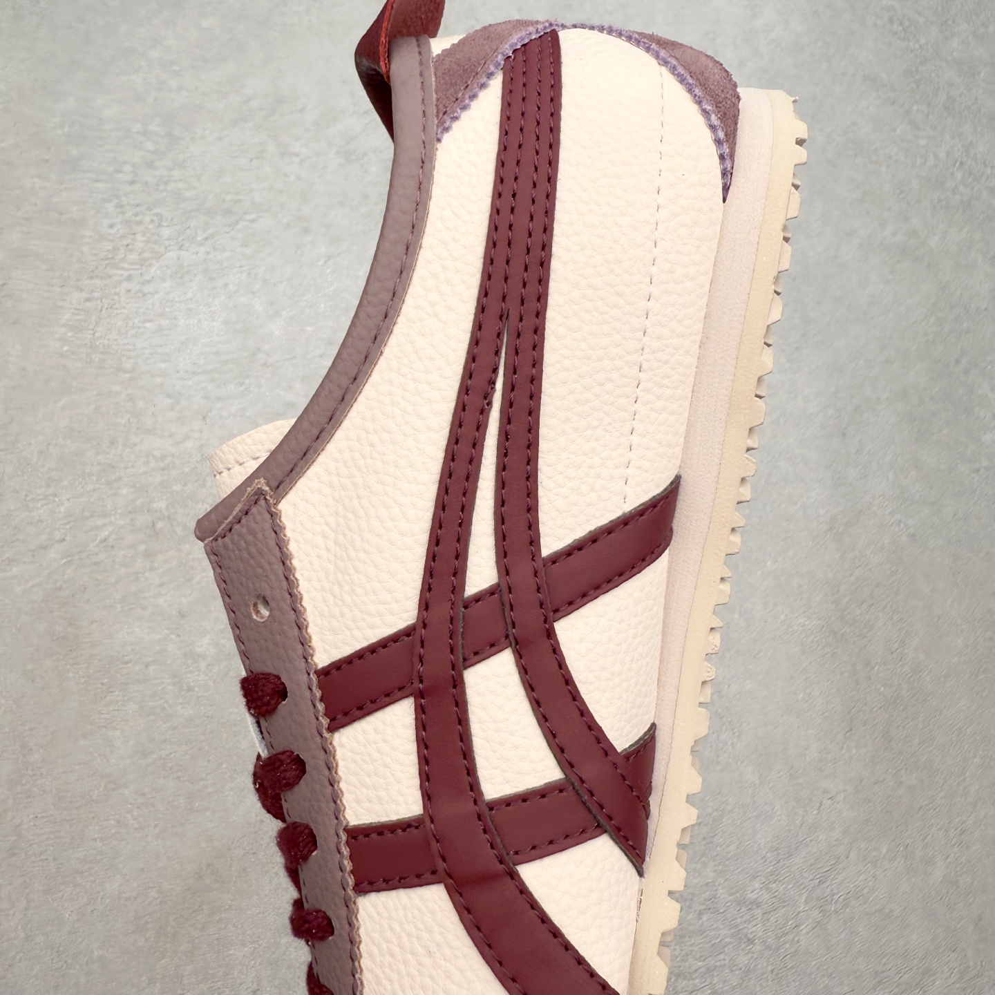 图片[7]-＃C版 Asics Onitsuka Tiger MEXICO 66 亚瑟士鬼冢虎复古经典板鞋 市场王者选手 海外订单工厂出品 长期生产补货永不断码 超成熟稳定的做工品控 原装全套纸板楦头开发 原汁原味 完美呈现版型 私模正确鞋底咬花纹路 一比一鞋头弧度高度鞋身弧度 绝不口嗨 细节品控鞋型随意秒杀市面 原档咬花纹路私模大底 一个单元有六个三角形 总体形拼接呈现花瓣状 官方四联吊牌 原装Ortholite轻量化鞋垫 原盒原配 质保卡 说明书 钢印防尘纸 纸板中底带钢印 乳胶组合鞋垫 支持全方位的对比专柜 产品从款式颜色造型上体现出追求舒适和细节的完美 鞋类更是推崇手工制作的严谨与完美 融舒适性与可穿性的设计风格 注重细节的完美和别致魅力 既保持稳重 又不失轻松的时尚感 尺码：36 37 37.5 38 39 39.5 40 40.5 41.5 42 42.5 43.5 44 45-选品中心