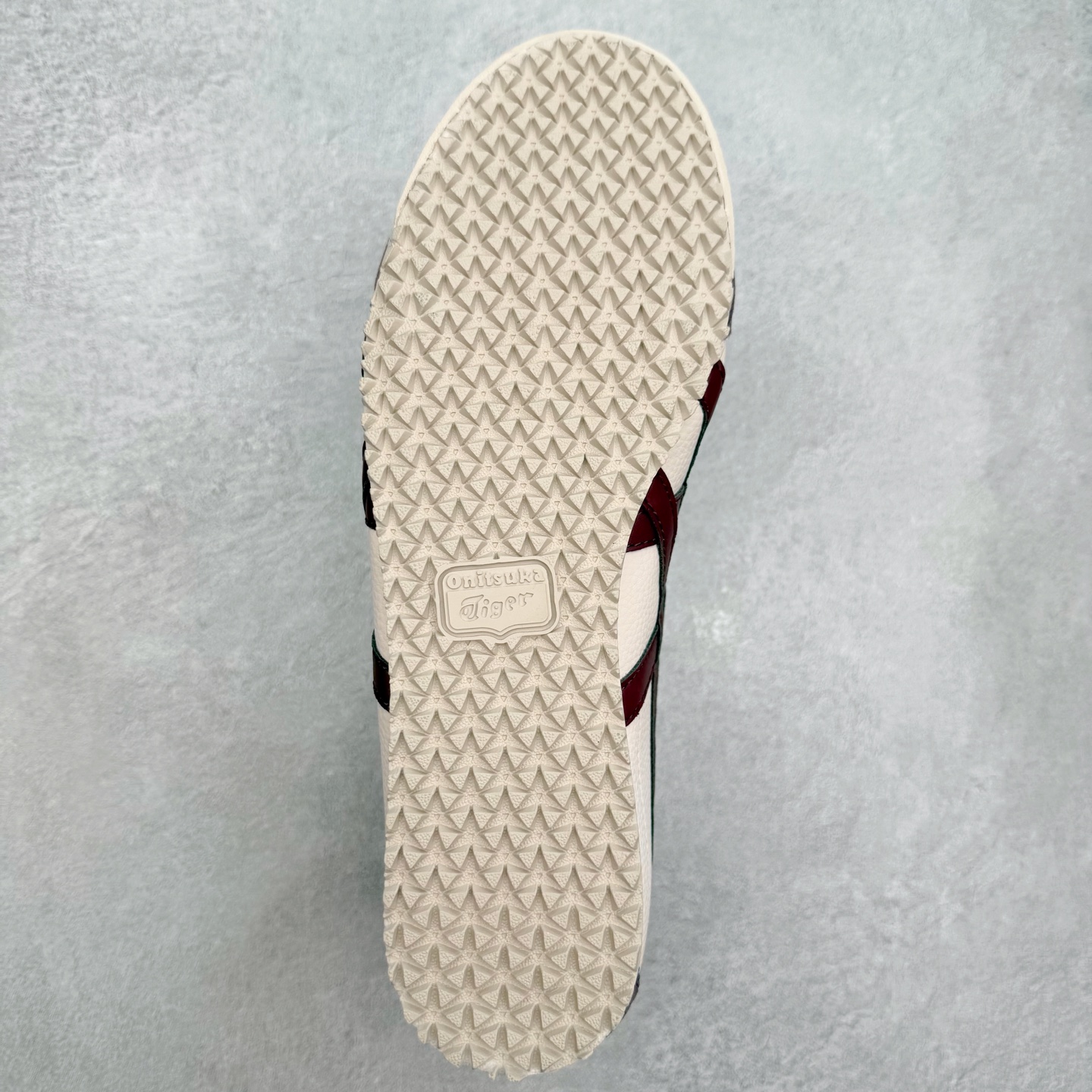 图片[9]-＃C版 Asics Onitsuka Tiger MEXICO 66 亚瑟士鬼冢虎复古经典板鞋 市场王者选手 海外订单工厂出品 长期生产补货永不断码 超成熟稳定的做工品控 原装全套纸板楦头开发 原汁原味 完美呈现版型 私模正确鞋底咬花纹路 一比一鞋头弧度高度鞋身弧度 绝不口嗨 细节品控鞋型随意秒杀市面 原档咬花纹路私模大底 一个单元有六个三角形 总体形拼接呈现花瓣状 官方四联吊牌 原装Ortholite轻量化鞋垫 原盒原配 质保卡 说明书 钢印防尘纸 纸板中底带钢印 乳胶组合鞋垫 支持全方位的对比专柜 产品从款式颜色造型上体现出追求舒适和细节的完美 鞋类更是推崇手工制作的严谨与完美 融舒适性与可穿性的设计风格 注重细节的完美和别致魅力 既保持稳重 又不失轻松的时尚感 尺码：36 37 37.5 38 39 39.5 40 40.5 41.5 42 42.5 43.5 44 45-选品中心