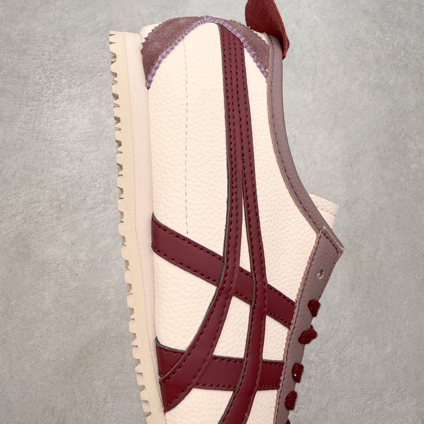 图片[6]-＃C版 Asics Onitsuka Tiger MEXICO 66 亚瑟士鬼冢虎复古经典板鞋 市场王者选手 海外订单工厂出品 长期生产补货永不断码 超成熟稳定的做工品控 原装全套纸板楦头开发 原汁原味 完美呈现版型 私模正确鞋底咬花纹路 一比一鞋头弧度高度鞋身弧度 绝不口嗨 细节品控鞋型随意秒杀市面 原档咬花纹路私模大底 一个单元有六个三角形 总体形拼接呈现花瓣状 官方四联吊牌 原装Ortholite轻量化鞋垫 原盒原配 质保卡 说明书 钢印防尘纸 纸板中底带钢印 乳胶组合鞋垫 支持全方位的对比专柜 产品从款式颜色造型上体现出追求舒适和细节的完美 鞋类更是推崇手工制作的严谨与完美 融舒适性与可穿性的设计风格 注重细节的完美和别致魅力 既保持稳重 又不失轻松的时尚感 尺码：36 37 37.5 38 39 39.5 40 40.5 41.5 42 42.5 43.5 44 45-选品中心