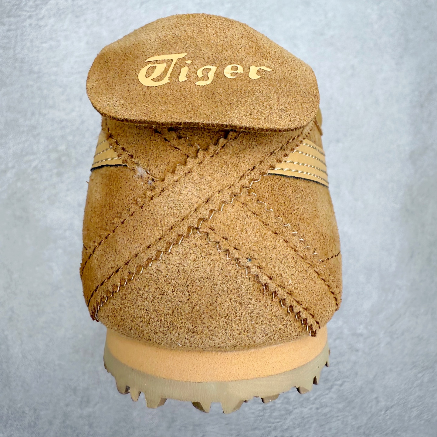 图片[8]-＃C版 Asics Onitsuka Tiger MEXICO 66 亚瑟士鬼冢虎复古经典板鞋 市场王者选手 海外订单工厂出品 长期生产补货永不断码 超成熟稳定的做工品控 原装全套纸板楦头开发 原汁原味 完美呈现版型 私模正确鞋底咬花纹路 一比一鞋头弧度高度鞋身弧度 绝不口嗨 细节品控鞋型随意秒杀市面 原档咬花纹路私模大底 一个单元有六个三角形 总体形拼接呈现花瓣状 官方四联吊牌 原装Ortholite轻量化鞋垫 原盒原配 质保卡 说明书 钢印防尘纸 纸板中底带钢印 乳胶组合鞋垫 支持全方位的对比专柜 产品从款式颜色造型上体现出追求舒适和细节的完美 鞋类更是推崇手工制作的严谨与完美 融舒适性与可穿性的设计风格 注重细节的完美和别致魅力 既保持稳重 又不失轻松的时尚感 尺码：36 37 37.5 38 39 39.5 40 40.5 41.5 42 42.5 43.5 44 45-选品中心