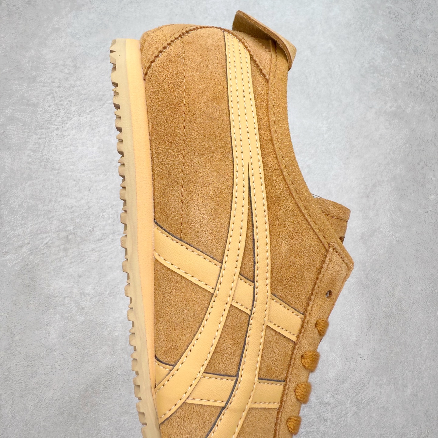 图片[6]-＃C版 Asics Onitsuka Tiger MEXICO 66 亚瑟士鬼冢虎复古经典板鞋 市场王者选手 海外订单工厂出品 长期生产补货永不断码 超成熟稳定的做工品控 原装全套纸板楦头开发 原汁原味 完美呈现版型 私模正确鞋底咬花纹路 一比一鞋头弧度高度鞋身弧度 绝不口嗨 细节品控鞋型随意秒杀市面 原档咬花纹路私模大底 一个单元有六个三角形 总体形拼接呈现花瓣状 官方四联吊牌 原装Ortholite轻量化鞋垫 原盒原配 质保卡 说明书 钢印防尘纸 纸板中底带钢印 乳胶组合鞋垫 支持全方位的对比专柜 产品从款式颜色造型上体现出追求舒适和细节的完美 鞋类更是推崇手工制作的严谨与完美 融舒适性与可穿性的设计风格 注重细节的完美和别致魅力 既保持稳重 又不失轻松的时尚感 尺码：36 37 37.5 38 39 39.5 40 40.5 41.5 42 42.5 43.5 44 45-选品中心