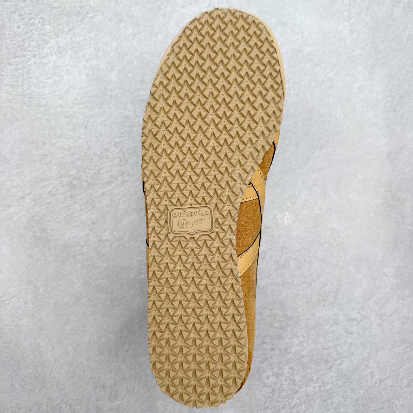 图片[9]-＃C版 Asics Onitsuka Tiger MEXICO 66 亚瑟士鬼冢虎复古经典板鞋 市场王者选手 海外订单工厂出品 长期生产补货永不断码 超成熟稳定的做工品控 原装全套纸板楦头开发 原汁原味 完美呈现版型 私模正确鞋底咬花纹路 一比一鞋头弧度高度鞋身弧度 绝不口嗨 细节品控鞋型随意秒杀市面 原档咬花纹路私模大底 一个单元有六个三角形 总体形拼接呈现花瓣状 官方四联吊牌 原装Ortholite轻量化鞋垫 原盒原配 质保卡 说明书 钢印防尘纸 纸板中底带钢印 乳胶组合鞋垫 支持全方位的对比专柜 产品从款式颜色造型上体现出追求舒适和细节的完美 鞋类更是推崇手工制作的严谨与完美 融舒适性与可穿性的设计风格 注重细节的完美和别致魅力 既保持稳重 又不失轻松的时尚感 尺码：36 37 37.5 38 39 39.5 40 40.5 41.5 42 42.5 43.5 44 45-选品中心