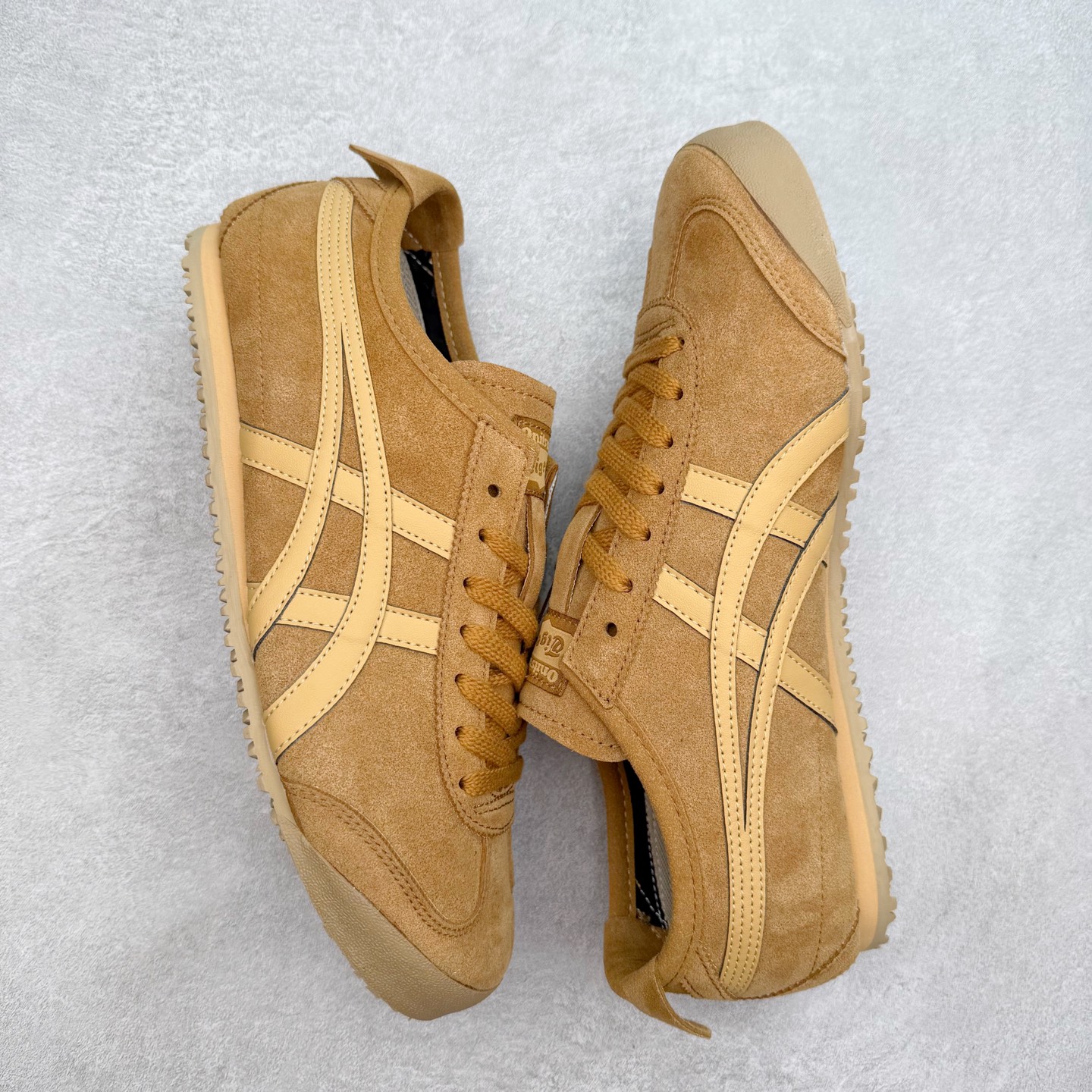 图片[3]-＃C版 Asics Onitsuka Tiger MEXICO 66 亚瑟士鬼冢虎复古经典板鞋 市场王者选手 海外订单工厂出品 长期生产补货永不断码 超成熟稳定的做工品控 原装全套纸板楦头开发 原汁原味 完美呈现版型 私模正确鞋底咬花纹路 一比一鞋头弧度高度鞋身弧度 绝不口嗨 细节品控鞋型随意秒杀市面 原档咬花纹路私模大底 一个单元有六个三角形 总体形拼接呈现花瓣状 官方四联吊牌 原装Ortholite轻量化鞋垫 原盒原配 质保卡 说明书 钢印防尘纸 纸板中底带钢印 乳胶组合鞋垫 支持全方位的对比专柜 产品从款式颜色造型上体现出追求舒适和细节的完美 鞋类更是推崇手工制作的严谨与完美 融舒适性与可穿性的设计风格 注重细节的完美和别致魅力 既保持稳重 又不失轻松的时尚感 尺码：36 37 37.5 38 39 39.5 40 40.5 41.5 42 42.5 43.5 44 45-选品中心