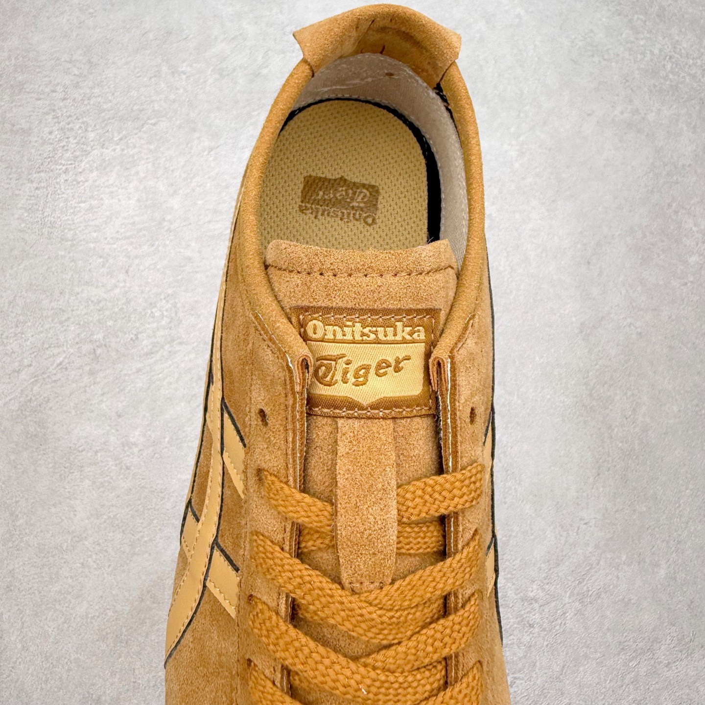 图片[5]-＃C版 Asics Onitsuka Tiger MEXICO 66 亚瑟士鬼冢虎复古经典板鞋 市场王者选手 海外订单工厂出品 长期生产补货永不断码 超成熟稳定的做工品控 原装全套纸板楦头开发 原汁原味 完美呈现版型 私模正确鞋底咬花纹路 一比一鞋头弧度高度鞋身弧度 绝不口嗨 细节品控鞋型随意秒杀市面 原档咬花纹路私模大底 一个单元有六个三角形 总体形拼接呈现花瓣状 官方四联吊牌 原装Ortholite轻量化鞋垫 原盒原配 质保卡 说明书 钢印防尘纸 纸板中底带钢印 乳胶组合鞋垫 支持全方位的对比专柜 产品从款式颜色造型上体现出追求舒适和细节的完美 鞋类更是推崇手工制作的严谨与完美 融舒适性与可穿性的设计风格 注重细节的完美和别致魅力 既保持稳重 又不失轻松的时尚感 尺码：36 37 37.5 38 39 39.5 40 40.5 41.5 42 42.5 43.5 44 45-选品中心