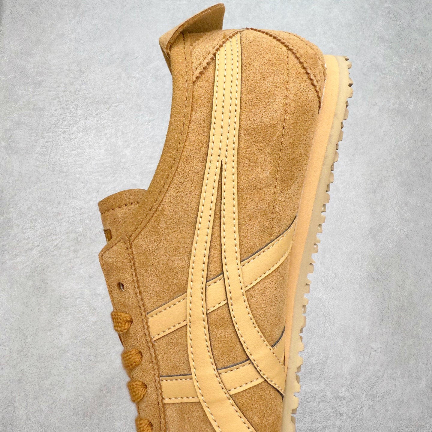 图片[7]-＃C版 Asics Onitsuka Tiger MEXICO 66 亚瑟士鬼冢虎复古经典板鞋 市场王者选手 海外订单工厂出品 长期生产补货永不断码 超成熟稳定的做工品控 原装全套纸板楦头开发 原汁原味 完美呈现版型 私模正确鞋底咬花纹路 一比一鞋头弧度高度鞋身弧度 绝不口嗨 细节品控鞋型随意秒杀市面 原档咬花纹路私模大底 一个单元有六个三角形 总体形拼接呈现花瓣状 官方四联吊牌 原装Ortholite轻量化鞋垫 原盒原配 质保卡 说明书 钢印防尘纸 纸板中底带钢印 乳胶组合鞋垫 支持全方位的对比专柜 产品从款式颜色造型上体现出追求舒适和细节的完美 鞋类更是推崇手工制作的严谨与完美 融舒适性与可穿性的设计风格 注重细节的完美和别致魅力 既保持稳重 又不失轻松的时尚感 尺码：36 37 37.5 38 39 39.5 40 40.5 41.5 42 42.5 43.5 44 45-选品中心