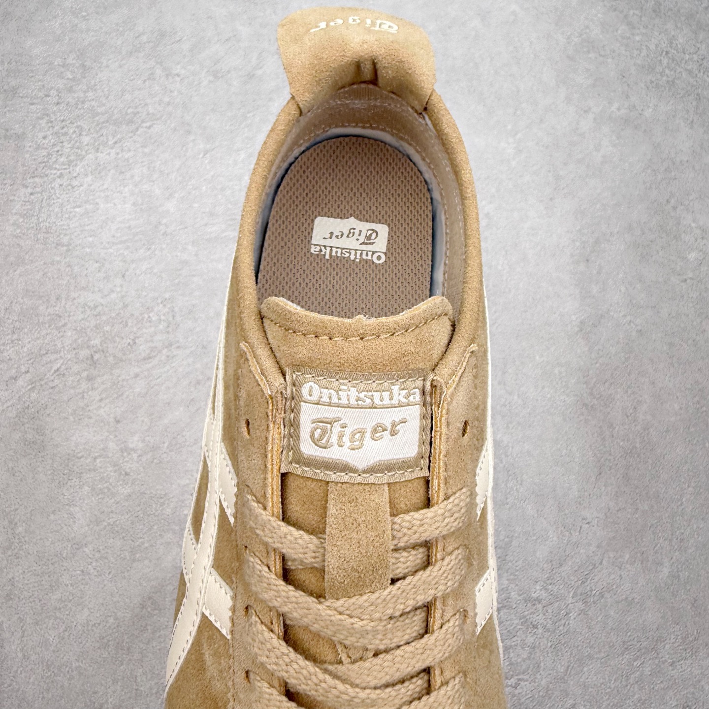 图片[5]-＃C版 Asics Onitsuka Tiger MEXICO 66 亚瑟士鬼冢虎复古经典板鞋 市场王者选手 海外订单工厂出品 长期生产补货永不断码 超成熟稳定的做工品控 原装全套纸板楦头开发 原汁原味 完美呈现版型 私模正确鞋底咬花纹路 一比一鞋头弧度高度鞋身弧度 绝不口嗨 细节品控鞋型随意秒杀市面 原档咬花纹路私模大底 一个单元有六个三角形 总体形拼接呈现花瓣状 官方四联吊牌 原装Ortholite轻量化鞋垫 原盒原配 质保卡 说明书 钢印防尘纸 纸板中底带钢印 乳胶组合鞋垫 支持全方位的对比专柜 产品从款式颜色造型上体现出追求舒适和细节的完美 鞋类更是推崇手工制作的严谨与完美 融舒适性与可穿性的设计风格 注重细节的完美和别致魅力 既保持稳重 又不失轻松的时尚感 尺码：36 37 37.5 38 39 39.5 40 40.5 41.5 42 42.5 43.5 44 45-选品中心