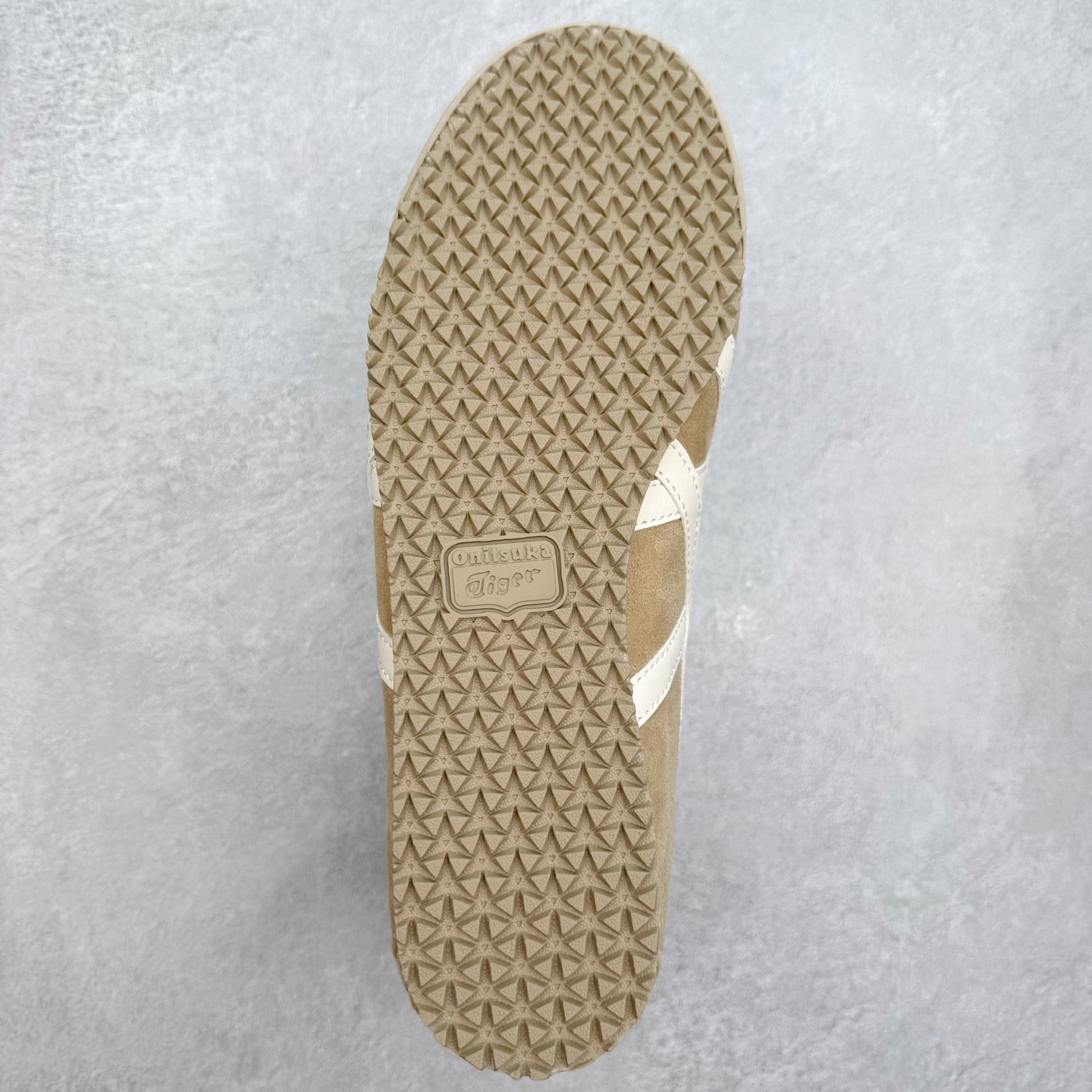 图片[9]-＃C版 Asics Onitsuka Tiger MEXICO 66 亚瑟士鬼冢虎复古经典板鞋 市场王者选手 海外订单工厂出品 长期生产补货永不断码 超成熟稳定的做工品控 原装全套纸板楦头开发 原汁原味 完美呈现版型 私模正确鞋底咬花纹路 一比一鞋头弧度高度鞋身弧度 绝不口嗨 细节品控鞋型随意秒杀市面 原档咬花纹路私模大底 一个单元有六个三角形 总体形拼接呈现花瓣状 官方四联吊牌 原装Ortholite轻量化鞋垫 原盒原配 质保卡 说明书 钢印防尘纸 纸板中底带钢印 乳胶组合鞋垫 支持全方位的对比专柜 产品从款式颜色造型上体现出追求舒适和细节的完美 鞋类更是推崇手工制作的严谨与完美 融舒适性与可穿性的设计风格 注重细节的完美和别致魅力 既保持稳重 又不失轻松的时尚感 尺码：36 37 37.5 38 39 39.5 40 40.5 41.5 42 42.5 43.5 44 45-选品中心