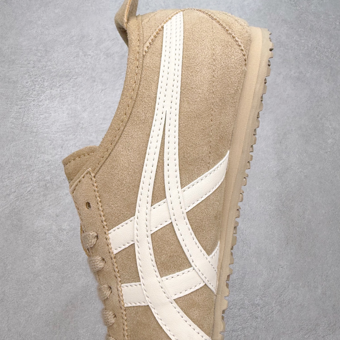 图片[7]-＃C版 Asics Onitsuka Tiger MEXICO 66 亚瑟士鬼冢虎复古经典板鞋 市场王者选手 海外订单工厂出品 长期生产补货永不断码 超成熟稳定的做工品控 原装全套纸板楦头开发 原汁原味 完美呈现版型 私模正确鞋底咬花纹路 一比一鞋头弧度高度鞋身弧度 绝不口嗨 细节品控鞋型随意秒杀市面 原档咬花纹路私模大底 一个单元有六个三角形 总体形拼接呈现花瓣状 官方四联吊牌 原装Ortholite轻量化鞋垫 原盒原配 质保卡 说明书 钢印防尘纸 纸板中底带钢印 乳胶组合鞋垫 支持全方位的对比专柜 产品从款式颜色造型上体现出追求舒适和细节的完美 鞋类更是推崇手工制作的严谨与完美 融舒适性与可穿性的设计风格 注重细节的完美和别致魅力 既保持稳重 又不失轻松的时尚感 尺码：36 37 37.5 38 39 39.5 40 40.5 41.5 42 42.5 43.5 44 45-选品中心