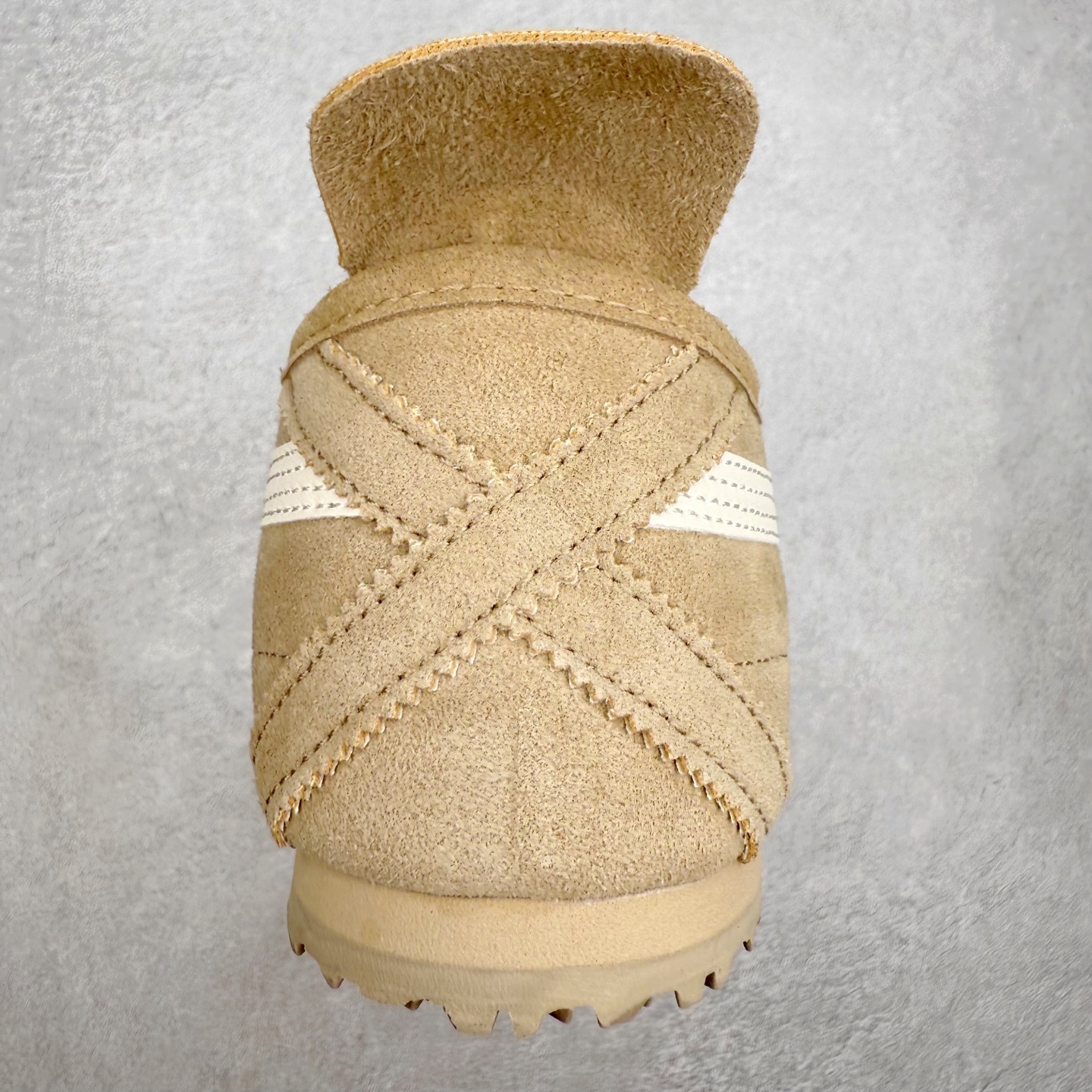 图片[8]-＃C版 Asics Onitsuka Tiger MEXICO 66 亚瑟士鬼冢虎复古经典板鞋 市场王者选手 海外订单工厂出品 长期生产补货永不断码 超成熟稳定的做工品控 原装全套纸板楦头开发 原汁原味 完美呈现版型 私模正确鞋底咬花纹路 一比一鞋头弧度高度鞋身弧度 绝不口嗨 细节品控鞋型随意秒杀市面 原档咬花纹路私模大底 一个单元有六个三角形 总体形拼接呈现花瓣状 官方四联吊牌 原装Ortholite轻量化鞋垫 原盒原配 质保卡 说明书 钢印防尘纸 纸板中底带钢印 乳胶组合鞋垫 支持全方位的对比专柜 产品从款式颜色造型上体现出追求舒适和细节的完美 鞋类更是推崇手工制作的严谨与完美 融舒适性与可穿性的设计风格 注重细节的完美和别致魅力 既保持稳重 又不失轻松的时尚感 尺码：36 37 37.5 38 39 39.5 40 40.5 41.5 42 42.5 43.5 44 45-选品中心