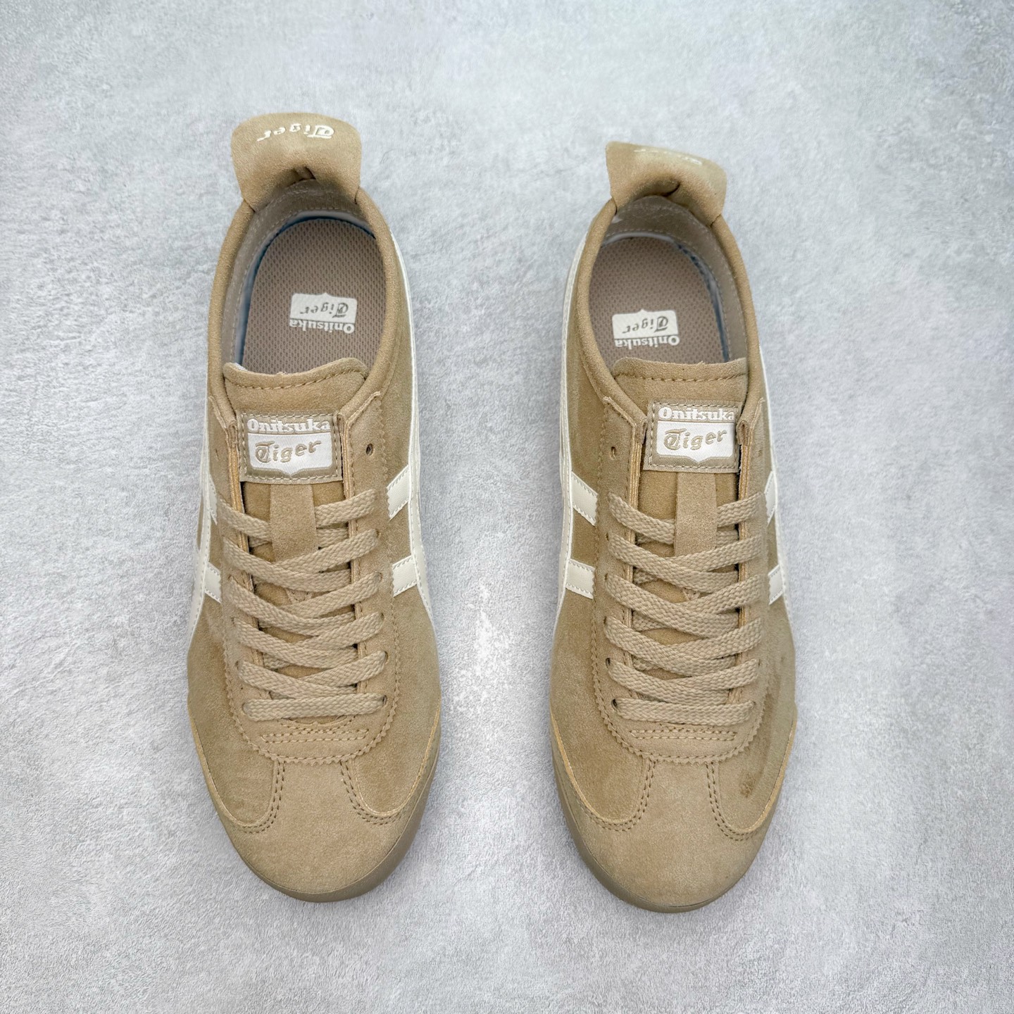 图片[2]-＃C版 Asics Onitsuka Tiger MEXICO 66 亚瑟士鬼冢虎复古经典板鞋 市场王者选手 海外订单工厂出品 长期生产补货永不断码 超成熟稳定的做工品控 原装全套纸板楦头开发 原汁原味 完美呈现版型 私模正确鞋底咬花纹路 一比一鞋头弧度高度鞋身弧度 绝不口嗨 细节品控鞋型随意秒杀市面 原档咬花纹路私模大底 一个单元有六个三角形 总体形拼接呈现花瓣状 官方四联吊牌 原装Ortholite轻量化鞋垫 原盒原配 质保卡 说明书 钢印防尘纸 纸板中底带钢印 乳胶组合鞋垫 支持全方位的对比专柜 产品从款式颜色造型上体现出追求舒适和细节的完美 鞋类更是推崇手工制作的严谨与完美 融舒适性与可穿性的设计风格 注重细节的完美和别致魅力 既保持稳重 又不失轻松的时尚感 尺码：36 37 37.5 38 39 39.5 40 40.5 41.5 42 42.5 43.5 44 45-选品中心