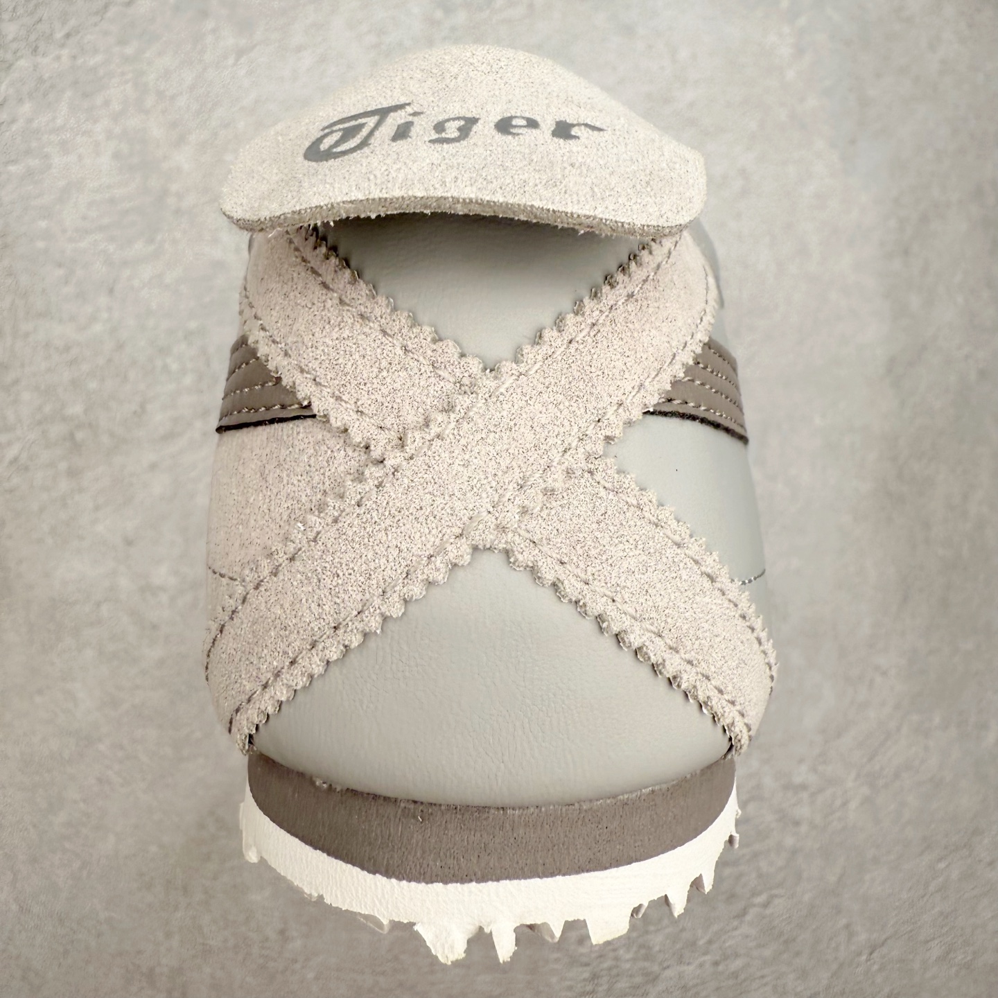 图片[8]-＃C版 Asics Onitsuka Tiger MEXICO 66 亚瑟士鬼冢虎复古经典板鞋 市场王者选手 海外订单工厂出品 长期生产补货永不断码 超成熟稳定的做工品控 原装全套纸板楦头开发 原汁原味 完美呈现版型 私模正确鞋底咬花纹路 一比一鞋头弧度高度鞋身弧度 绝不口嗨 细节品控鞋型随意秒杀市面 原档咬花纹路私模大底 一个单元有六个三角形 总体形拼接呈现花瓣状 官方四联吊牌 原装Ortholite轻量化鞋垫 原盒原配 质保卡 说明书 钢印防尘纸 纸板中底带钢印 乳胶组合鞋垫 支持全方位的对比专柜 产品从款式颜色造型上体现出追求舒适和细节的完美 鞋类更是推崇手工制作的严谨与完美 融舒适性与可穿性的设计风格 注重细节的完美和别致魅力 既保持稳重 又不失轻松的时尚感 尺码：36 37 37.5 38 39 39.5 40 40.5 41.5 42 42.5 43.5 44 45-选品中心