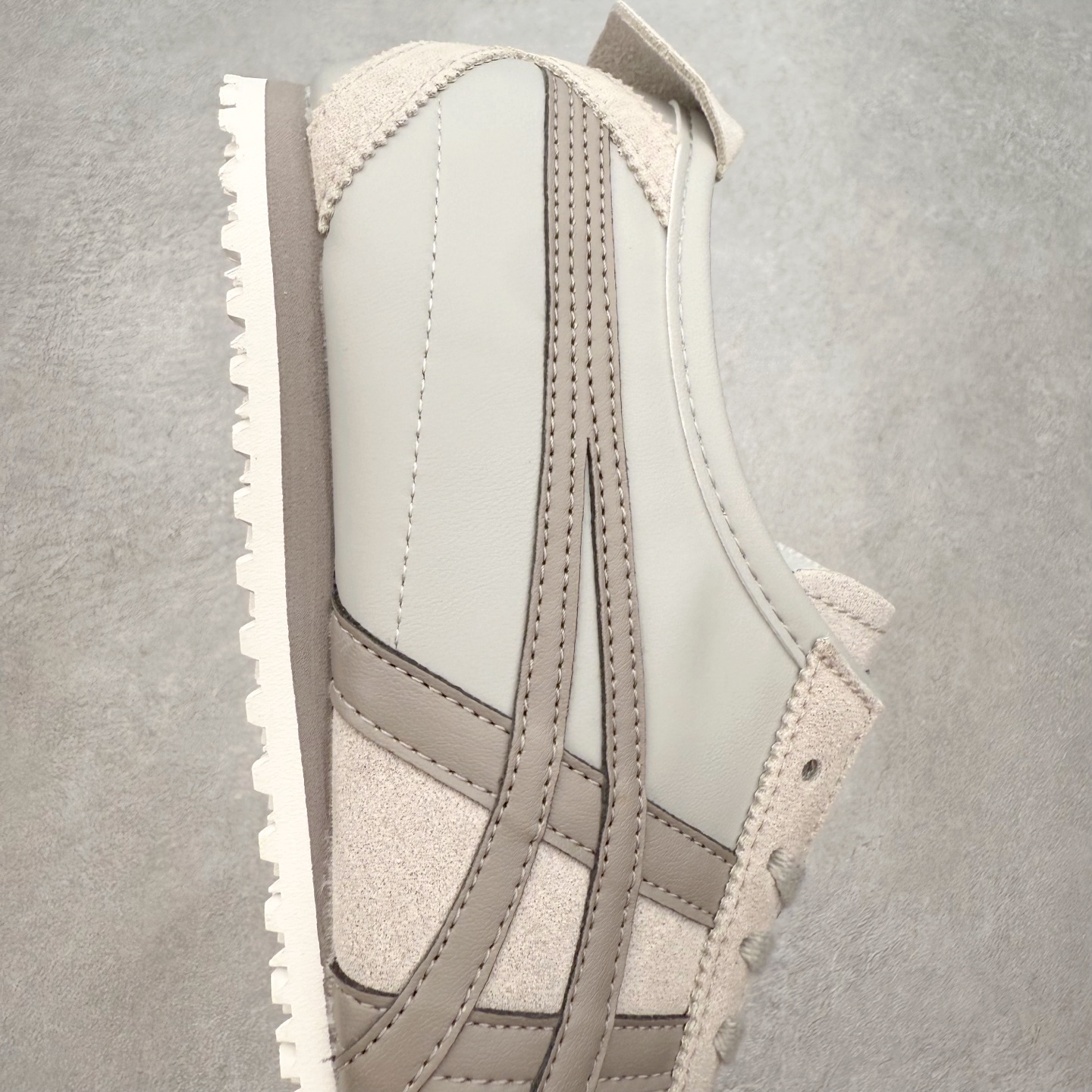 图片[6]-＃C版 Asics Onitsuka Tiger MEXICO 66 亚瑟士鬼冢虎复古经典板鞋 市场王者选手 海外订单工厂出品 长期生产补货永不断码 超成熟稳定的做工品控 原装全套纸板楦头开发 原汁原味 完美呈现版型 私模正确鞋底咬花纹路 一比一鞋头弧度高度鞋身弧度 绝不口嗨 细节品控鞋型随意秒杀市面 原档咬花纹路私模大底 一个单元有六个三角形 总体形拼接呈现花瓣状 官方四联吊牌 原装Ortholite轻量化鞋垫 原盒原配 质保卡 说明书 钢印防尘纸 纸板中底带钢印 乳胶组合鞋垫 支持全方位的对比专柜 产品从款式颜色造型上体现出追求舒适和细节的完美 鞋类更是推崇手工制作的严谨与完美 融舒适性与可穿性的设计风格 注重细节的完美和别致魅力 既保持稳重 又不失轻松的时尚感 尺码：36 37 37.5 38 39 39.5 40 40.5 41.5 42 42.5 43.5 44 45-选品中心