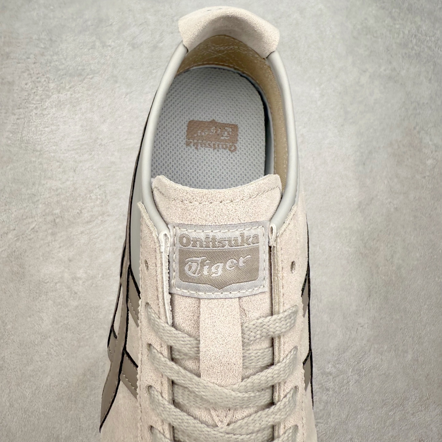 图片[5]-＃C版 Asics Onitsuka Tiger MEXICO 66 亚瑟士鬼冢虎复古经典板鞋 市场王者选手 海外订单工厂出品 长期生产补货永不断码 超成熟稳定的做工品控 原装全套纸板楦头开发 原汁原味 完美呈现版型 私模正确鞋底咬花纹路 一比一鞋头弧度高度鞋身弧度 绝不口嗨 细节品控鞋型随意秒杀市面 原档咬花纹路私模大底 一个单元有六个三角形 总体形拼接呈现花瓣状 官方四联吊牌 原装Ortholite轻量化鞋垫 原盒原配 质保卡 说明书 钢印防尘纸 纸板中底带钢印 乳胶组合鞋垫 支持全方位的对比专柜 产品从款式颜色造型上体现出追求舒适和细节的完美 鞋类更是推崇手工制作的严谨与完美 融舒适性与可穿性的设计风格 注重细节的完美和别致魅力 既保持稳重 又不失轻松的时尚感 尺码：36 37 37.5 38 39 39.5 40 40.5 41.5 42 42.5 43.5 44 45-选品中心