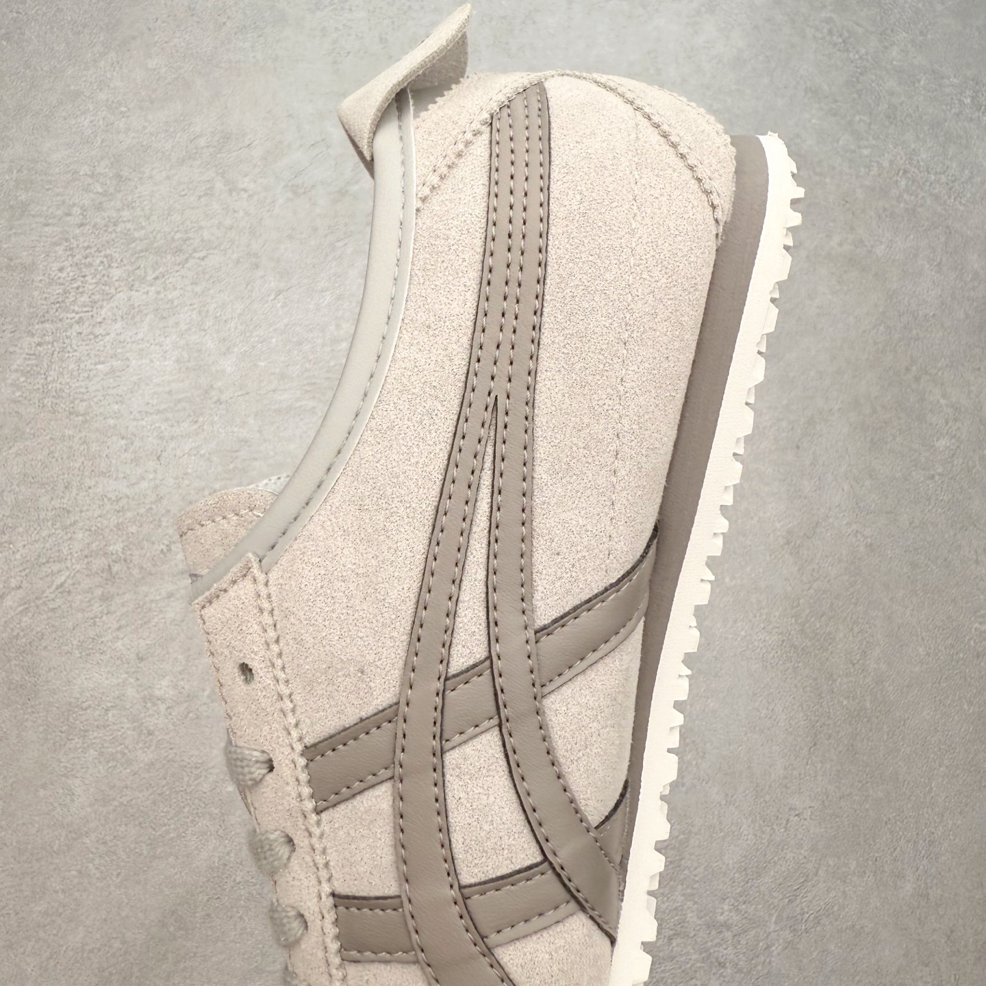 图片[7]-＃C版 Asics Onitsuka Tiger MEXICO 66 亚瑟士鬼冢虎复古经典板鞋 市场王者选手 海外订单工厂出品 长期生产补货永不断码 超成熟稳定的做工品控 原装全套纸板楦头开发 原汁原味 完美呈现版型 私模正确鞋底咬花纹路 一比一鞋头弧度高度鞋身弧度 绝不口嗨 细节品控鞋型随意秒杀市面 原档咬花纹路私模大底 一个单元有六个三角形 总体形拼接呈现花瓣状 官方四联吊牌 原装Ortholite轻量化鞋垫 原盒原配 质保卡 说明书 钢印防尘纸 纸板中底带钢印 乳胶组合鞋垫 支持全方位的对比专柜 产品从款式颜色造型上体现出追求舒适和细节的完美 鞋类更是推崇手工制作的严谨与完美 融舒适性与可穿性的设计风格 注重细节的完美和别致魅力 既保持稳重 又不失轻松的时尚感 尺码：36 37 37.5 38 39 39.5 40 40.5 41.5 42 42.5 43.5 44 45-选品中心