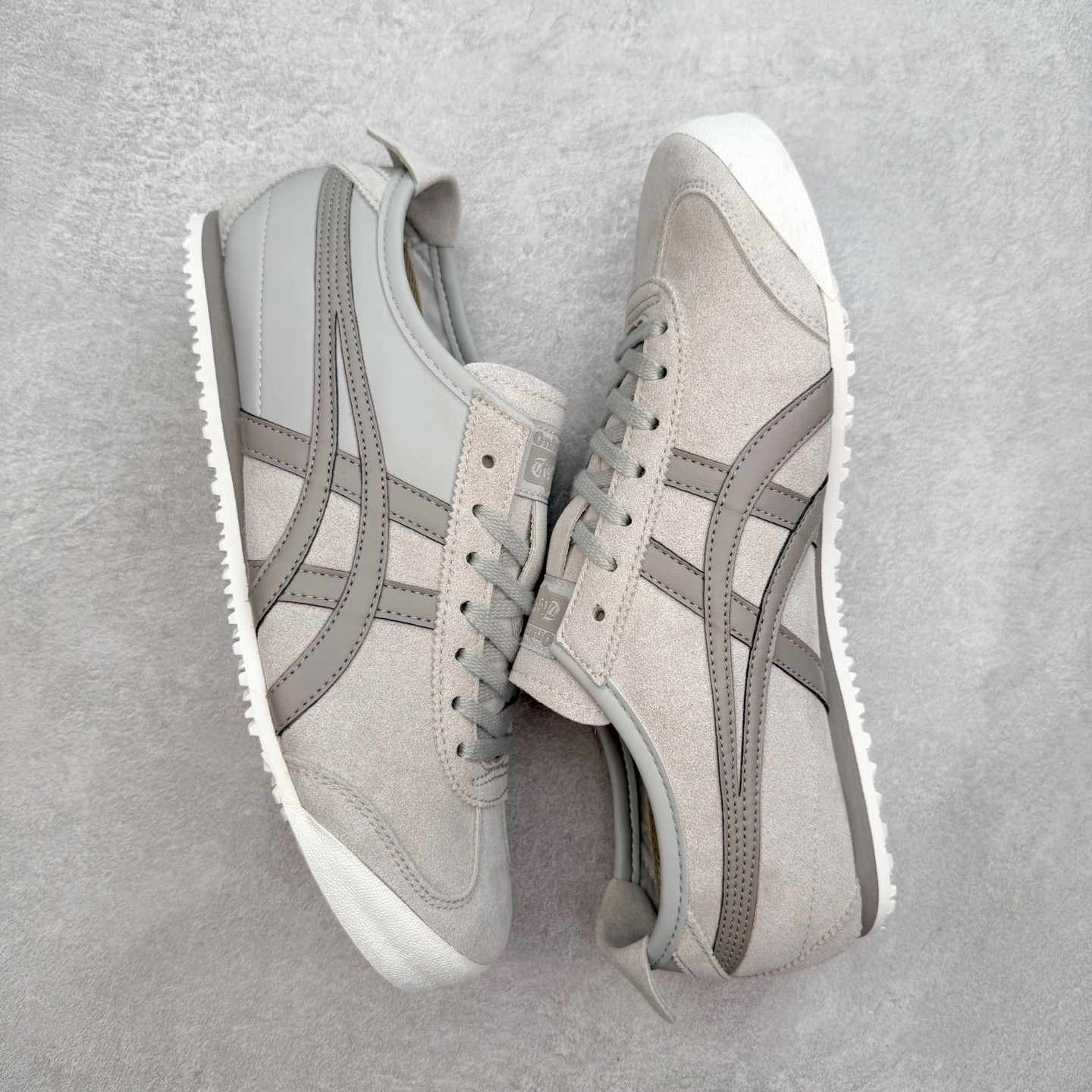图片[3]-＃C版 Asics Onitsuka Tiger MEXICO 66 亚瑟士鬼冢虎复古经典板鞋 市场王者选手 海外订单工厂出品 长期生产补货永不断码 超成熟稳定的做工品控 原装全套纸板楦头开发 原汁原味 完美呈现版型 私模正确鞋底咬花纹路 一比一鞋头弧度高度鞋身弧度 绝不口嗨 细节品控鞋型随意秒杀市面 原档咬花纹路私模大底 一个单元有六个三角形 总体形拼接呈现花瓣状 官方四联吊牌 原装Ortholite轻量化鞋垫 原盒原配 质保卡 说明书 钢印防尘纸 纸板中底带钢印 乳胶组合鞋垫 支持全方位的对比专柜 产品从款式颜色造型上体现出追求舒适和细节的完美 鞋类更是推崇手工制作的严谨与完美 融舒适性与可穿性的设计风格 注重细节的完美和别致魅力 既保持稳重 又不失轻松的时尚感 尺码：36 37 37.5 38 39 39.5 40 40.5 41.5 42 42.5 43.5 44 45-选品中心