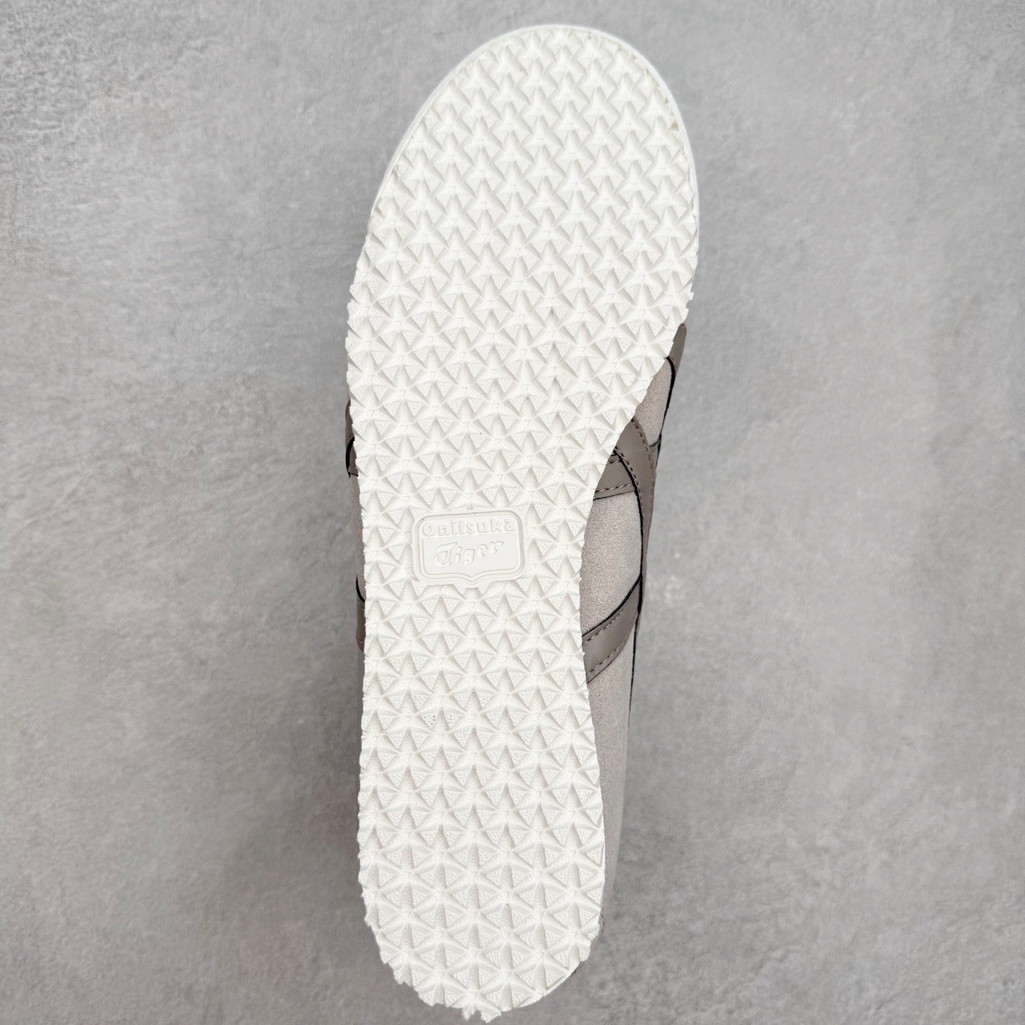 图片[9]-＃C版 Asics Onitsuka Tiger MEXICO 66 亚瑟士鬼冢虎复古经典板鞋 市场王者选手 海外订单工厂出品 长期生产补货永不断码 超成熟稳定的做工品控 原装全套纸板楦头开发 原汁原味 完美呈现版型 私模正确鞋底咬花纹路 一比一鞋头弧度高度鞋身弧度 绝不口嗨 细节品控鞋型随意秒杀市面 原档咬花纹路私模大底 一个单元有六个三角形 总体形拼接呈现花瓣状 官方四联吊牌 原装Ortholite轻量化鞋垫 原盒原配 质保卡 说明书 钢印防尘纸 纸板中底带钢印 乳胶组合鞋垫 支持全方位的对比专柜 产品从款式颜色造型上体现出追求舒适和细节的完美 鞋类更是推崇手工制作的严谨与完美 融舒适性与可穿性的设计风格 注重细节的完美和别致魅力 既保持稳重 又不失轻松的时尚感 尺码：36 37 37.5 38 39 39.5 40 40.5 41.5 42 42.5 43.5 44 45-选品中心