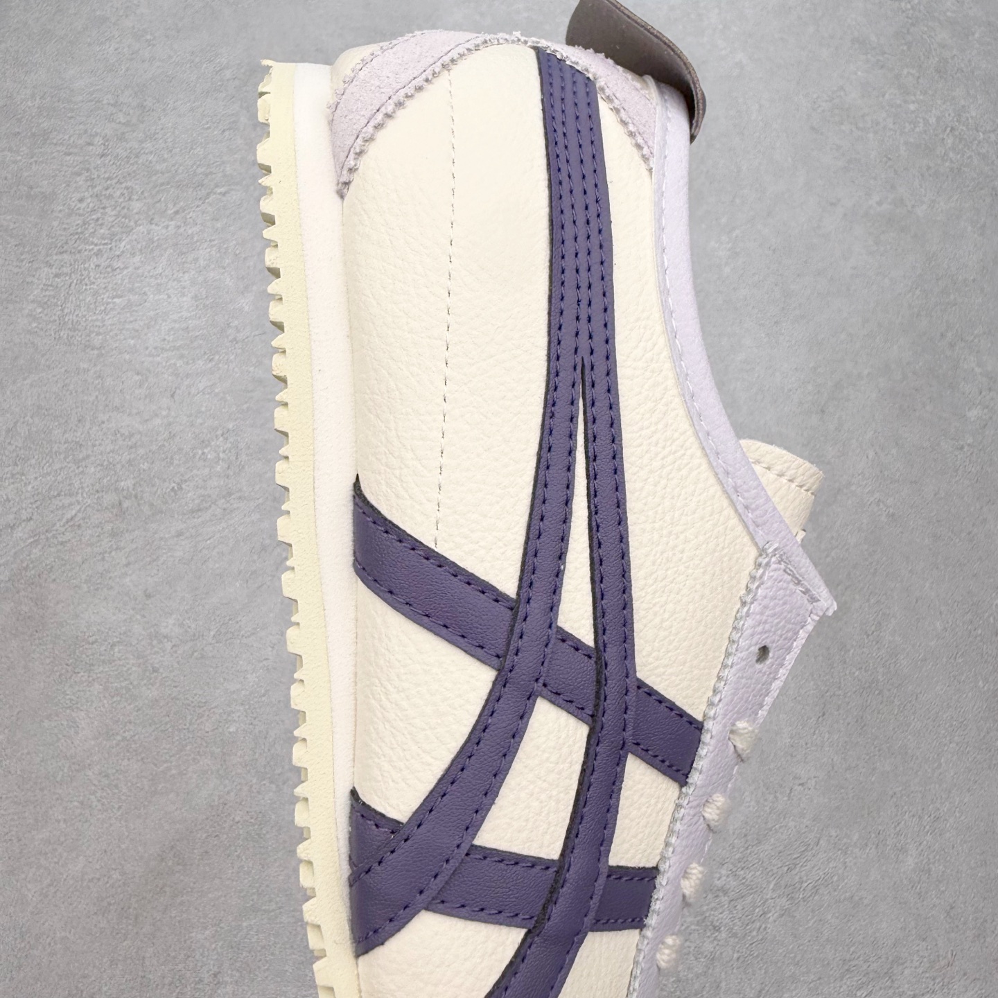 图片[6]-＃C版 Asics Onitsuka Tiger MEXICO 66 亚瑟士鬼冢虎复古经典板鞋 市场王者选手 海外订单工厂出品 长期生产补货永不断码 超成熟稳定的做工品控 原装全套纸板楦头开发 原汁原味 完美呈现版型 私模正确鞋底咬花纹路 一比一鞋头弧度高度鞋身弧度 绝不口嗨 细节品控鞋型随意秒杀市面 原档咬花纹路私模大底 一个单元有六个三角形 总体形拼接呈现花瓣状 官方四联吊牌 原装Ortholite轻量化鞋垫 原盒原配 质保卡 说明书 钢印防尘纸 纸板中底带钢印 乳胶组合鞋垫 支持全方位的对比专柜 产品从款式颜色造型上体现出追求舒适和细节的完美 鞋类更是推崇手工制作的严谨与完美 融舒适性与可穿性的设计风格 注重细节的完美和别致魅力 既保持稳重 又不失轻松的时尚感 尺码：36 37 37.5 38 39 39.5 40 40.5 41.5 42 42.5 43.5 44 45-选品中心