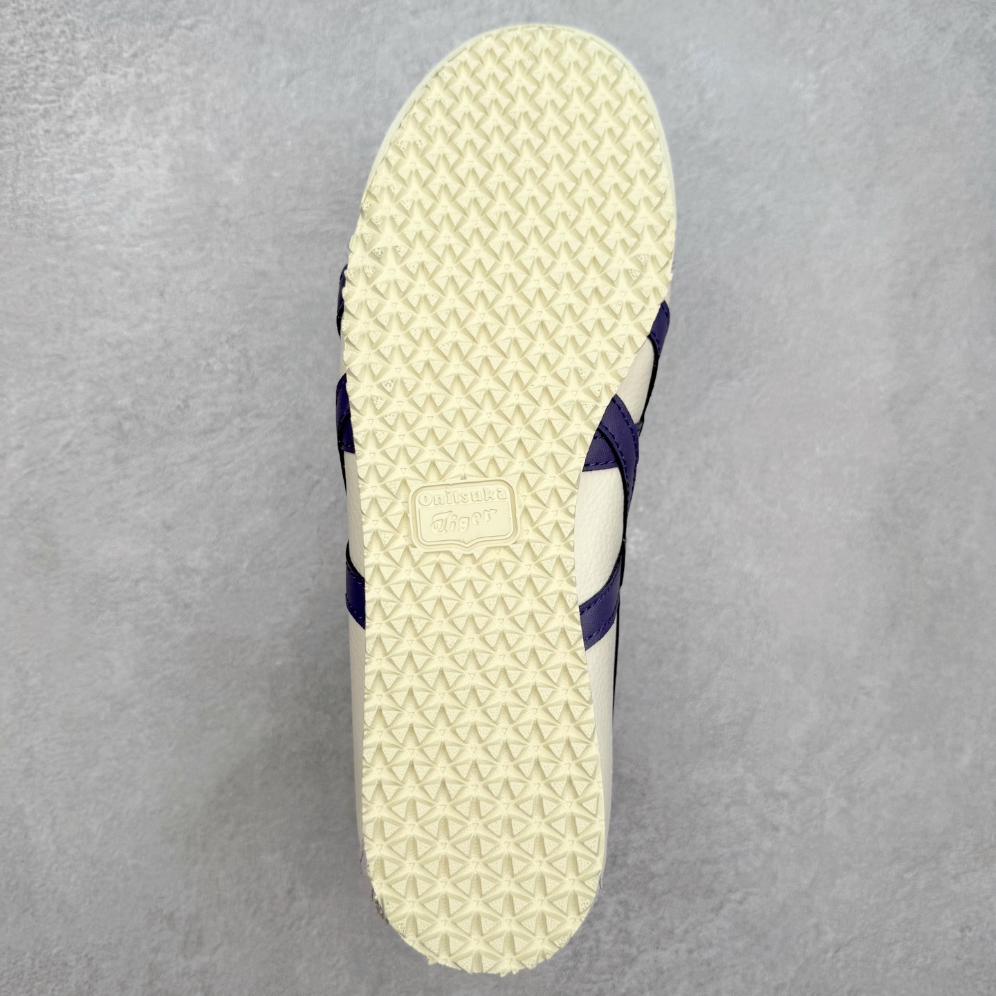 图片[9]-＃C版 Asics Onitsuka Tiger MEXICO 66 亚瑟士鬼冢虎复古经典板鞋 市场王者选手 海外订单工厂出品 长期生产补货永不断码 超成熟稳定的做工品控 原装全套纸板楦头开发 原汁原味 完美呈现版型 私模正确鞋底咬花纹路 一比一鞋头弧度高度鞋身弧度 绝不口嗨 细节品控鞋型随意秒杀市面 原档咬花纹路私模大底 一个单元有六个三角形 总体形拼接呈现花瓣状 官方四联吊牌 原装Ortholite轻量化鞋垫 原盒原配 质保卡 说明书 钢印防尘纸 纸板中底带钢印 乳胶组合鞋垫 支持全方位的对比专柜 产品从款式颜色造型上体现出追求舒适和细节的完美 鞋类更是推崇手工制作的严谨与完美 融舒适性与可穿性的设计风格 注重细节的完美和别致魅力 既保持稳重 又不失轻松的时尚感 尺码：36 37 37.5 38 39 39.5 40 40.5 41.5 42 42.5 43.5 44 45-选品中心