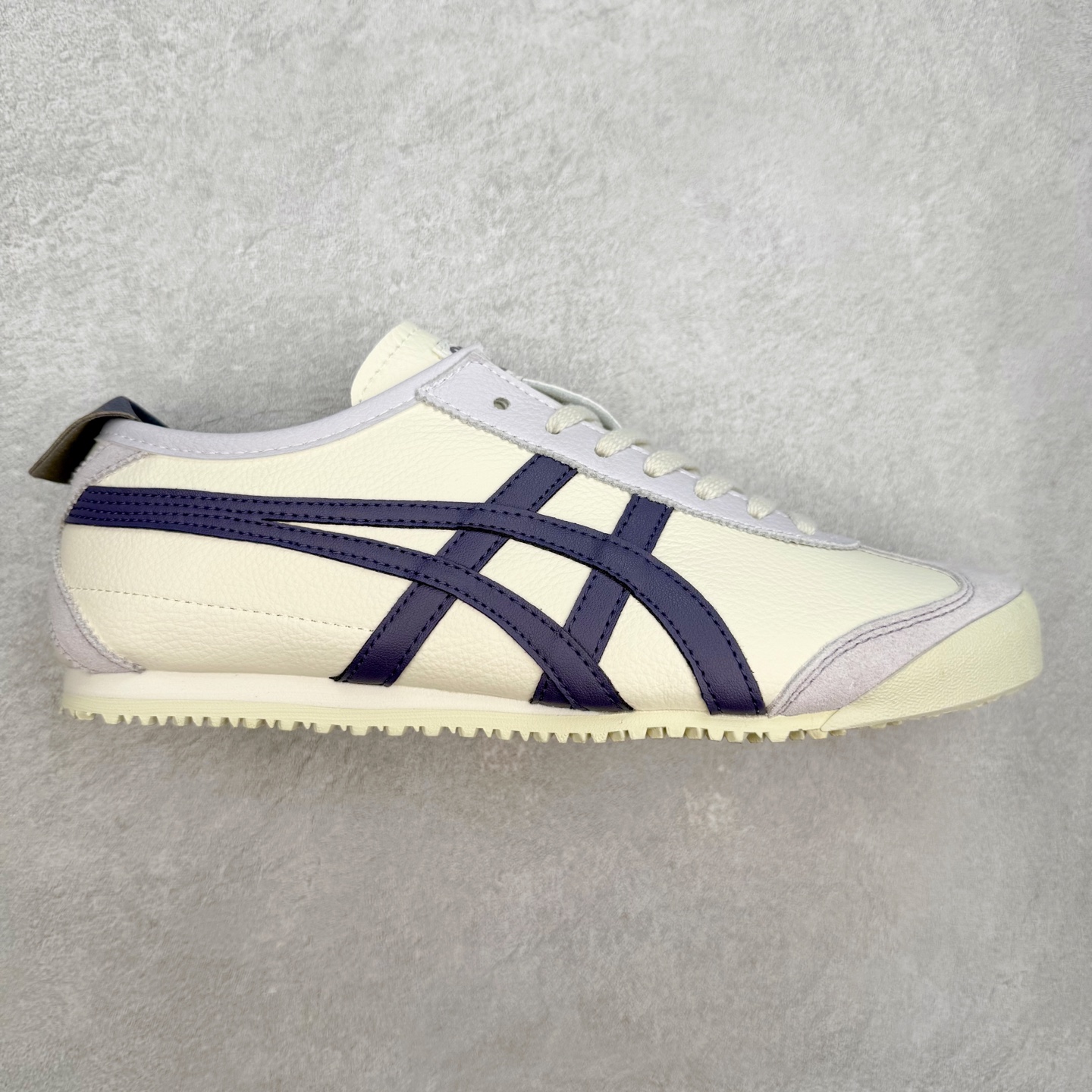 ＃C版 Asics Onitsuka Tiger MEXICO 66 亚瑟士鬼冢虎复古经典板鞋 市场王者选手 海外订单工厂出品 长期生产补货永不断码 超成熟稳定的做工品控 原装全套纸板楦头开发 原汁原味 完美呈现版型 私模正确鞋底咬花纹路 一比一鞋头弧度高度鞋身弧度 绝不口嗨 细节品控鞋型随意秒杀市面 原档咬花纹路私模大底 一个单元有六个三角形 总体形拼接呈现花瓣状 官方四联吊牌 原装Ortholite轻量化鞋垫 原盒原配 质保卡 说明书 钢印防尘纸 纸板中底带钢印 乳胶组合鞋垫 支持全方位的对比专柜 产品从款式颜色造型上体现出追求舒适和细节的完美 鞋类更是推崇手工制作的严谨与完美 融舒适性与可穿性的设计风格 注重细节的完美和别致魅力 既保持稳重 又不失轻松的时尚感 尺码：36 37 37.5 38 39 39.5 40 40.5 41.5 42 42.5 43.5 44 45-选品中心