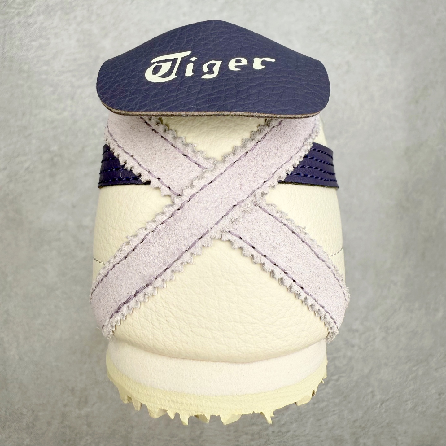 图片[8]-＃C版 Asics Onitsuka Tiger MEXICO 66 亚瑟士鬼冢虎复古经典板鞋 市场王者选手 海外订单工厂出品 长期生产补货永不断码 超成熟稳定的做工品控 原装全套纸板楦头开发 原汁原味 完美呈现版型 私模正确鞋底咬花纹路 一比一鞋头弧度高度鞋身弧度 绝不口嗨 细节品控鞋型随意秒杀市面 原档咬花纹路私模大底 一个单元有六个三角形 总体形拼接呈现花瓣状 官方四联吊牌 原装Ortholite轻量化鞋垫 原盒原配 质保卡 说明书 钢印防尘纸 纸板中底带钢印 乳胶组合鞋垫 支持全方位的对比专柜 产品从款式颜色造型上体现出追求舒适和细节的完美 鞋类更是推崇手工制作的严谨与完美 融舒适性与可穿性的设计风格 注重细节的完美和别致魅力 既保持稳重 又不失轻松的时尚感 尺码：36 37 37.5 38 39 39.5 40 40.5 41.5 42 42.5 43.5 44 45-选品中心