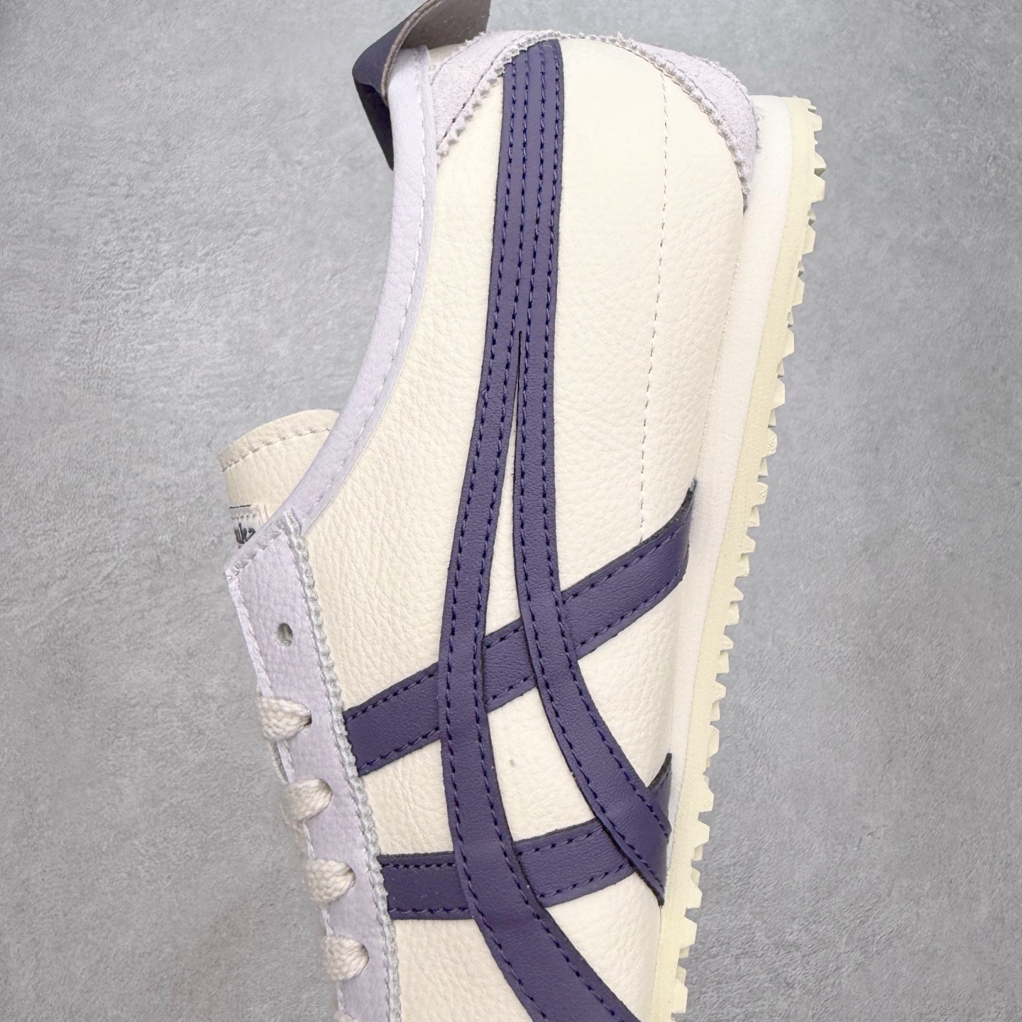 图片[7]-＃C版 Asics Onitsuka Tiger MEXICO 66 亚瑟士鬼冢虎复古经典板鞋 市场王者选手 海外订单工厂出品 长期生产补货永不断码 超成熟稳定的做工品控 原装全套纸板楦头开发 原汁原味 完美呈现版型 私模正确鞋底咬花纹路 一比一鞋头弧度高度鞋身弧度 绝不口嗨 细节品控鞋型随意秒杀市面 原档咬花纹路私模大底 一个单元有六个三角形 总体形拼接呈现花瓣状 官方四联吊牌 原装Ortholite轻量化鞋垫 原盒原配 质保卡 说明书 钢印防尘纸 纸板中底带钢印 乳胶组合鞋垫 支持全方位的对比专柜 产品从款式颜色造型上体现出追求舒适和细节的完美 鞋类更是推崇手工制作的严谨与完美 融舒适性与可穿性的设计风格 注重细节的完美和别致魅力 既保持稳重 又不失轻松的时尚感 尺码：36 37 37.5 38 39 39.5 40 40.5 41.5 42 42.5 43.5 44 45-选品中心