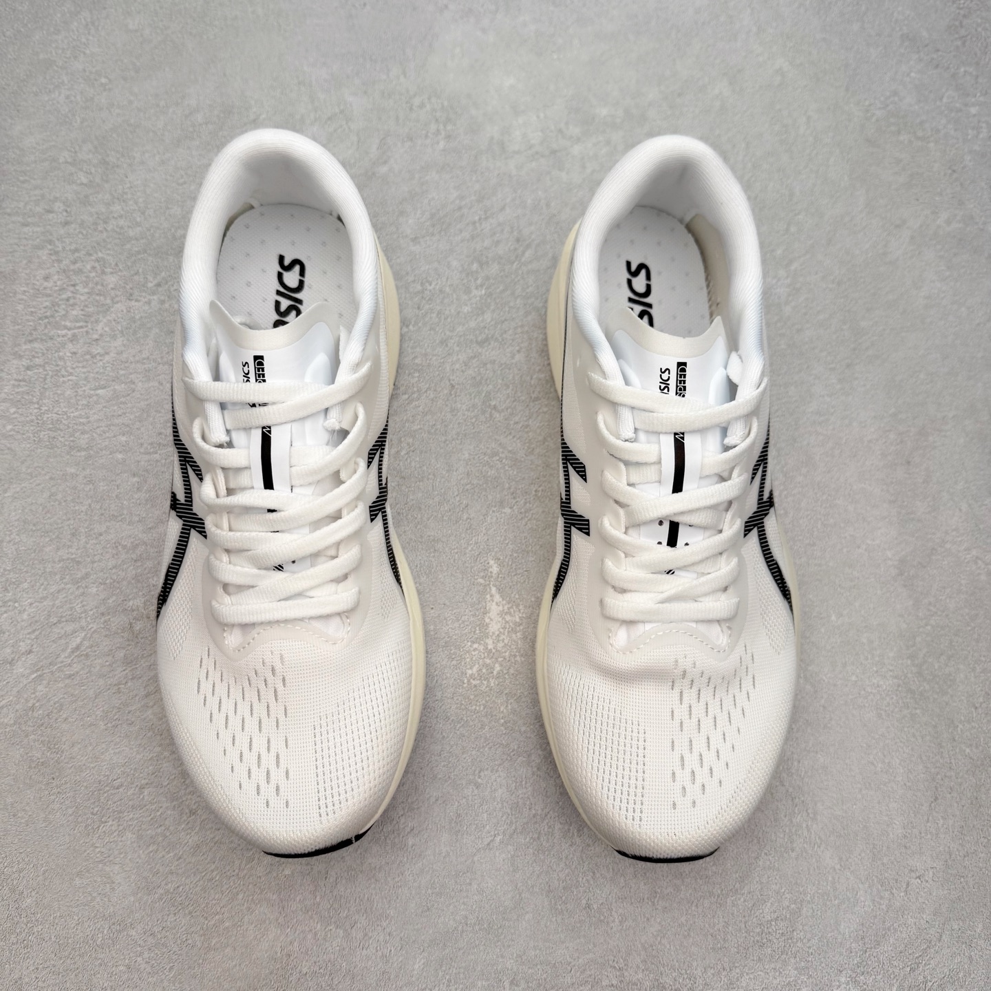 图片[2]-Asics Magic Speed 4 系列碳板竞速跑步鞋 鞋款采用亚瑟士FF BLAST CUSHIONING中底设计 为运动中带来回弾性和轻量性感受 工程网眼鞋面提供运动中所需的透气性和舒适性 内陷式碳板大底结构 带来运动时足底的舒适性和灵活性 帮助跑者获得轻盈的落地体验 尺码：36 37 38 39 39.5 40 40.5 41.5 42 42.5 43.5 44 45-选品中心