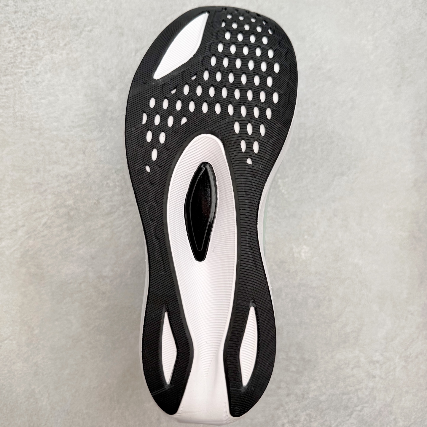 图片[9]-Asics Magic Speed 4 系列碳板竞速跑步鞋 鞋款采用亚瑟士FF BLAST CUSHIONING中底设计 为运动中带来回弾性和轻量性感受 工程网眼鞋面提供运动中所需的透气性和舒适性 内陷式碳板大底结构 带来运动时足底的舒适性和灵活性 帮助跑者获得轻盈的落地体验 尺码：36 37 38 39 39.5 40 40.5 41.5 42 42.5 43.5 44 45-选品中心