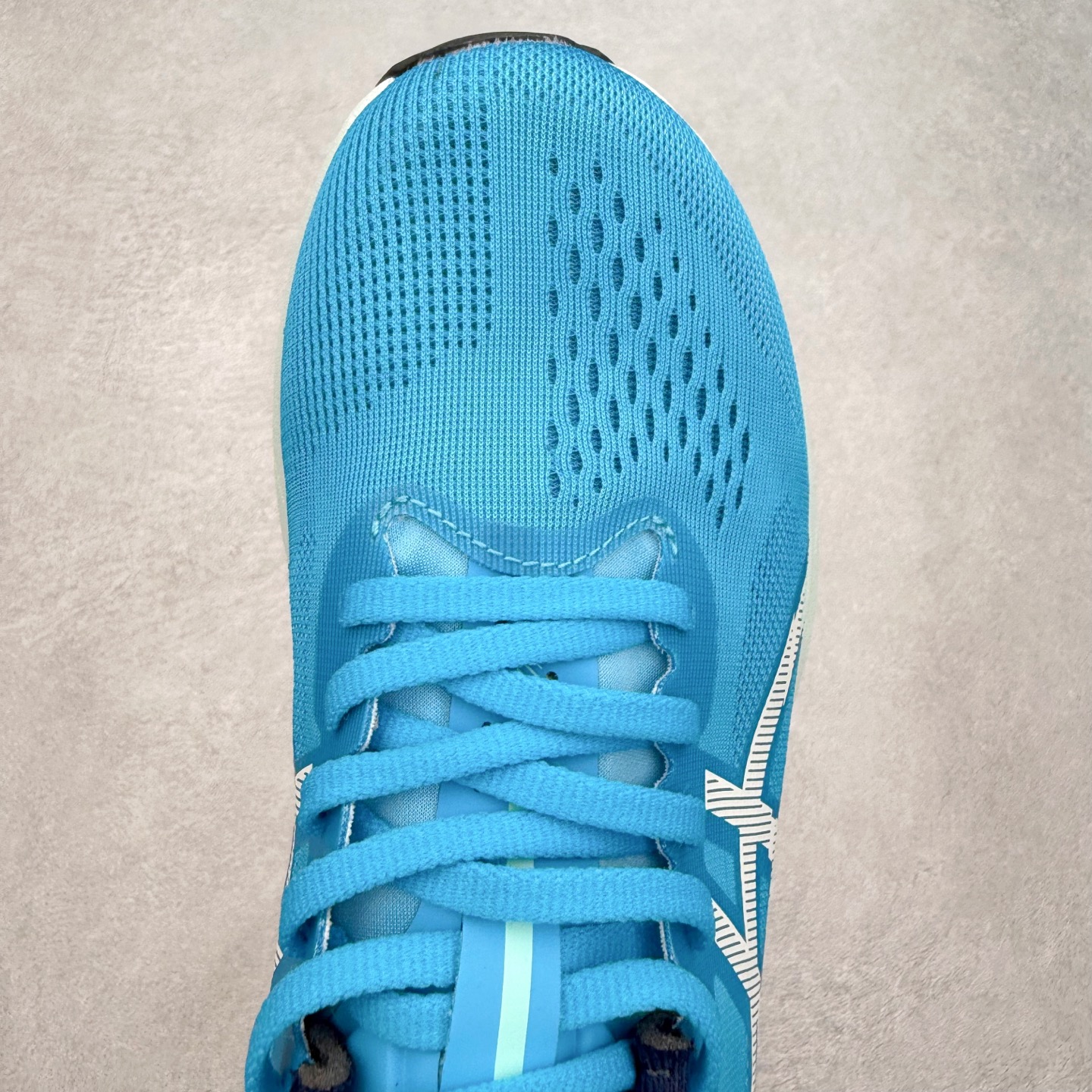 图片[4]-Asics Magic Speed 4 系列碳板竞速跑步鞋 鞋款采用亚瑟士FF BLAST CUSHIONING中底设计 为运动中带来回弾性和轻量性感受 工程网眼鞋面提供运动中所需的透气性和舒适性 内陷式碳板大底结构 带来运动时足底的舒适性和灵活性 帮助跑者获得轻盈的落地体验 尺码：36 37 38 39 39.5 40 40.5 41.5 42 42.5 43.5 44 45-选品中心