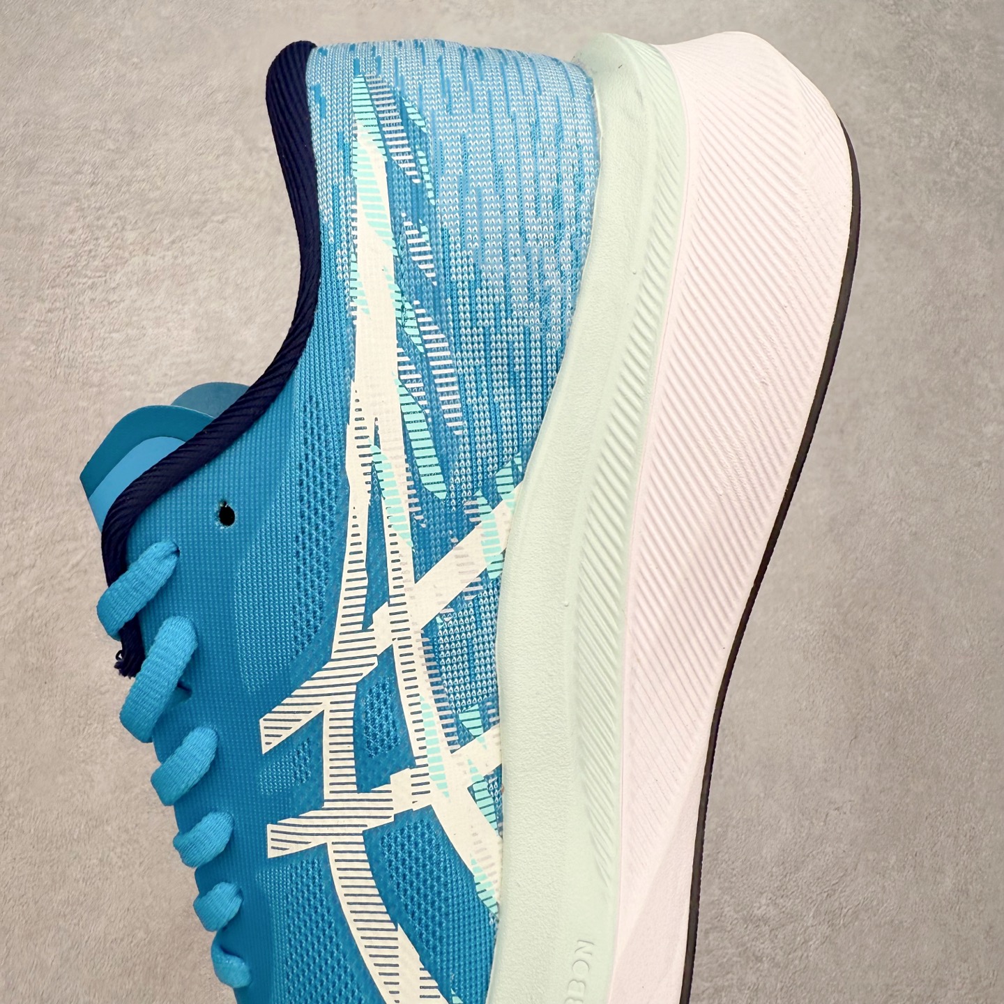 图片[7]-Asics Magic Speed 4 系列碳板竞速跑步鞋 鞋款采用亚瑟士FF BLAST CUSHIONING中底设计 为运动中带来回弾性和轻量性感受 工程网眼鞋面提供运动中所需的透气性和舒适性 内陷式碳板大底结构 带来运动时足底的舒适性和灵活性 帮助跑者获得轻盈的落地体验 尺码：36 37 38 39 39.5 40 40.5 41.5 42 42.5 43.5 44 45-选品中心