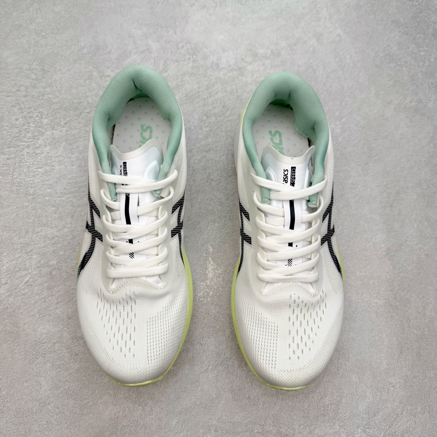 图片[2]-Asics Magic Speed 4 系列碳板竞速跑步鞋 鞋款采用亚瑟士FF BLAST CUSHIONING中底设计 为运动中带来回弾性和轻量性感受 工程网眼鞋面提供运动中所需的透气性和舒适性 内陷式碳板大底结构 带来运动时足底的舒适性和灵活性 帮助跑者获得轻盈的落地体验 尺码：36 37 38 39 39.5 40 40.5 41.5 42 42.5 43.5 44 45-选品中心