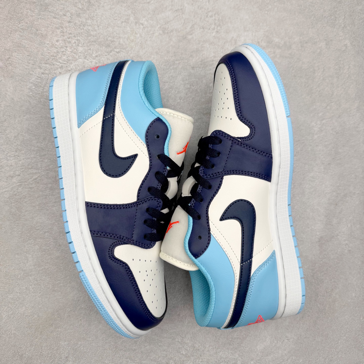 图片[3]-＃K版 Air Jordan AJ1 Low 低帮 553558-149 全新流水线出品 DT版本唯一平替选择 市场第二梯队最强版 全部原鞋开发 原楦原纸板开发 全鞋电脑针车 原厂内置全掌气垫 原盒内在原标 唯一Zp原版鞋带绑法 免检产品 全新2022版型 全头层皮料 完美零毛边处理 原厂配置全掌气垫 价格定位良心 几十个配色陆续出货 实拍调校N版已经零色差零失真 百分百还原实物色彩所见即所得 不存在货不对板色差等低级问题 选购参考实物拍摄 不混卖不参货 只用心做好货严格选品 承诺混一赔十 尺码：36 36.5 37.5 38 38.5 39 40 40.5 41 42 42.5 43 44 44.5 45-选品中心