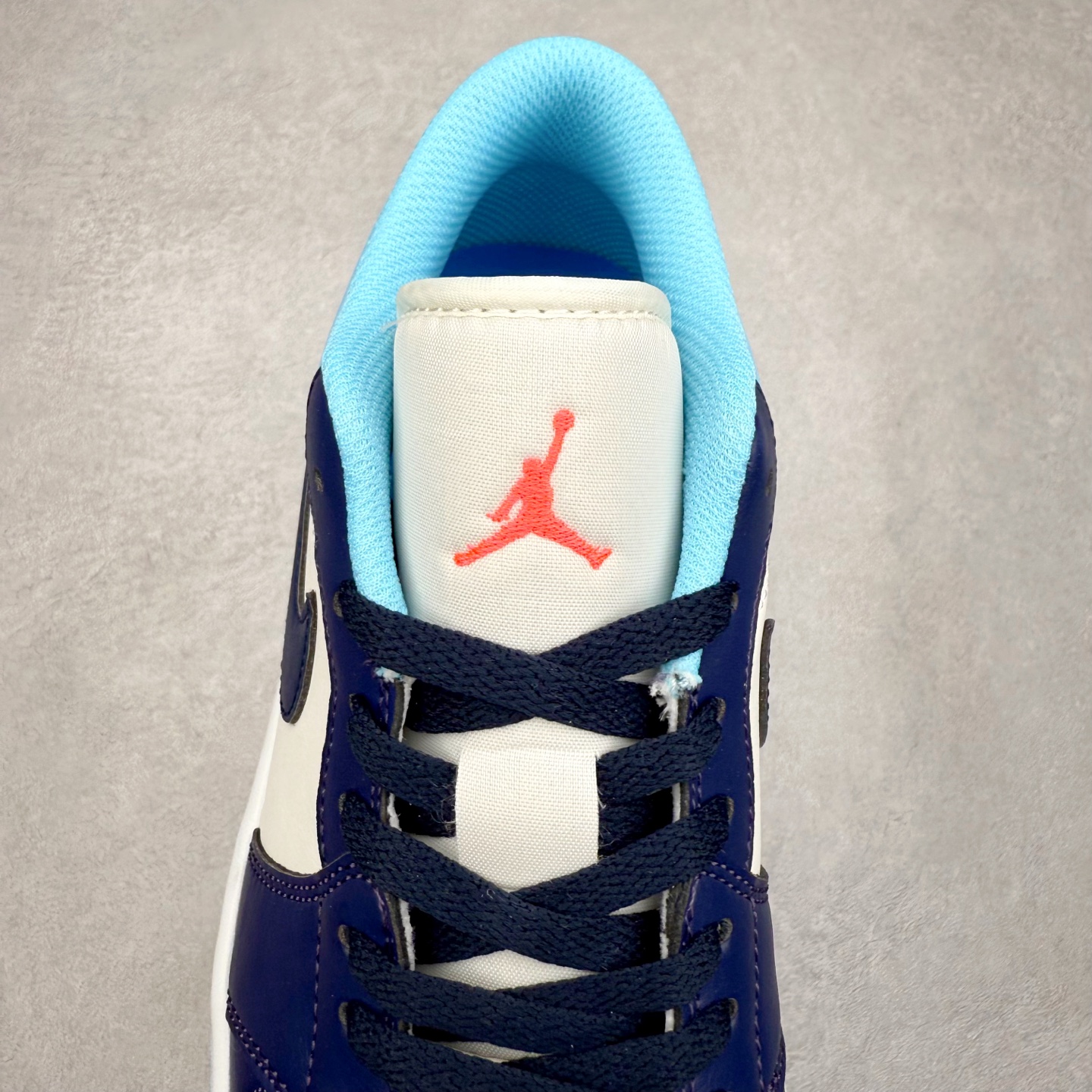 图片[5]-＃K版 Air Jordan AJ1 Low 低帮 553558-149 全新流水线出品 DT版本唯一平替选择 市场第二梯队最强版 全部原鞋开发 原楦原纸板开发 全鞋电脑针车 原厂内置全掌气垫 原盒内在原标 唯一Zp原版鞋带绑法 免检产品 全新2022版型 全头层皮料 完美零毛边处理 原厂配置全掌气垫 价格定位良心 几十个配色陆续出货 实拍调校N版已经零色差零失真 百分百还原实物色彩所见即所得 不存在货不对板色差等低级问题 选购参考实物拍摄 不混卖不参货 只用心做好货严格选品 承诺混一赔十 尺码：36 36.5 37.5 38 38.5 39 40 40.5 41 42 42.5 43 44 44.5 45-选品中心