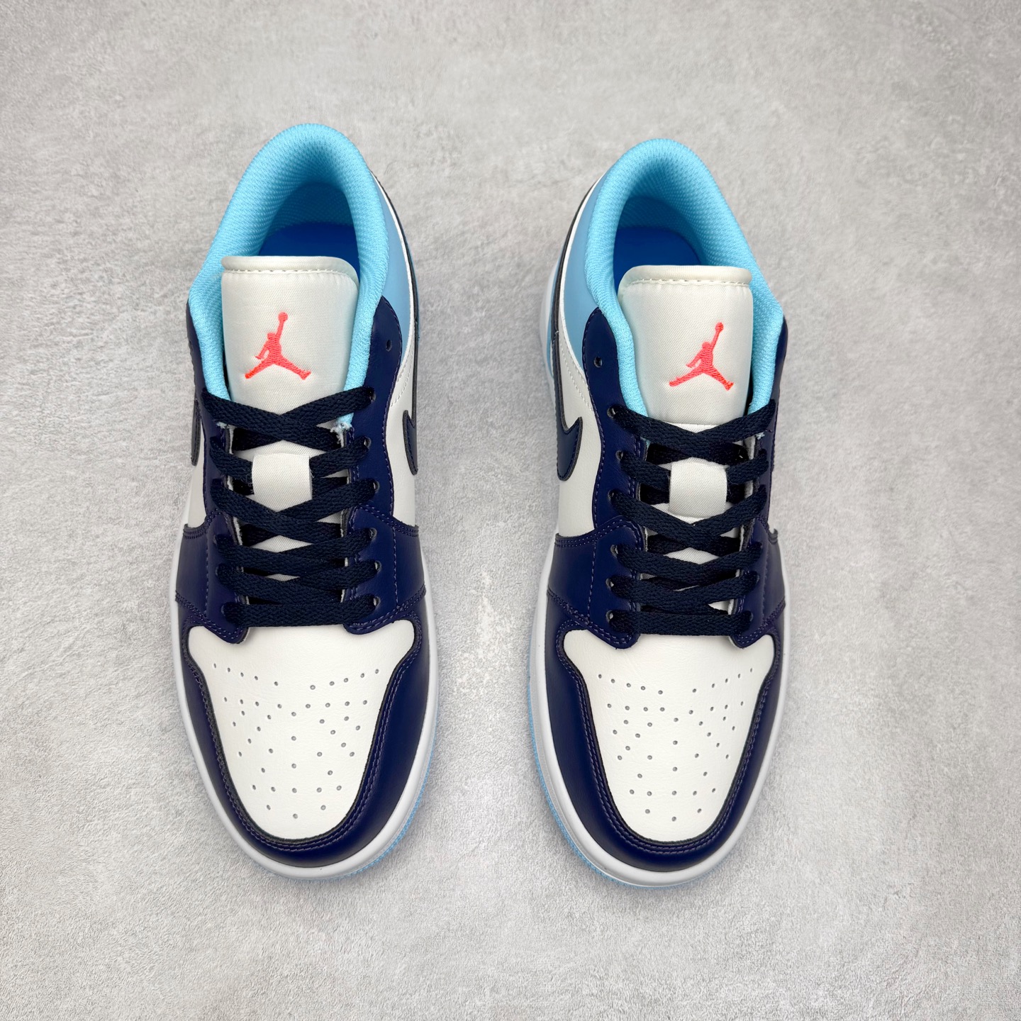 图片[2]-＃K版 Air Jordan AJ1 Low 低帮 553558-149 全新流水线出品 DT版本唯一平替选择 市场第二梯队最强版 全部原鞋开发 原楦原纸板开发 全鞋电脑针车 原厂内置全掌气垫 原盒内在原标 唯一Zp原版鞋带绑法 免检产品 全新2022版型 全头层皮料 完美零毛边处理 原厂配置全掌气垫 价格定位良心 几十个配色陆续出货 实拍调校N版已经零色差零失真 百分百还原实物色彩所见即所得 不存在货不对板色差等低级问题 选购参考实物拍摄 不混卖不参货 只用心做好货严格选品 承诺混一赔十 尺码：36 36.5 37.5 38 38.5 39 40 40.5 41 42 42.5 43 44 44.5 45-选品中心