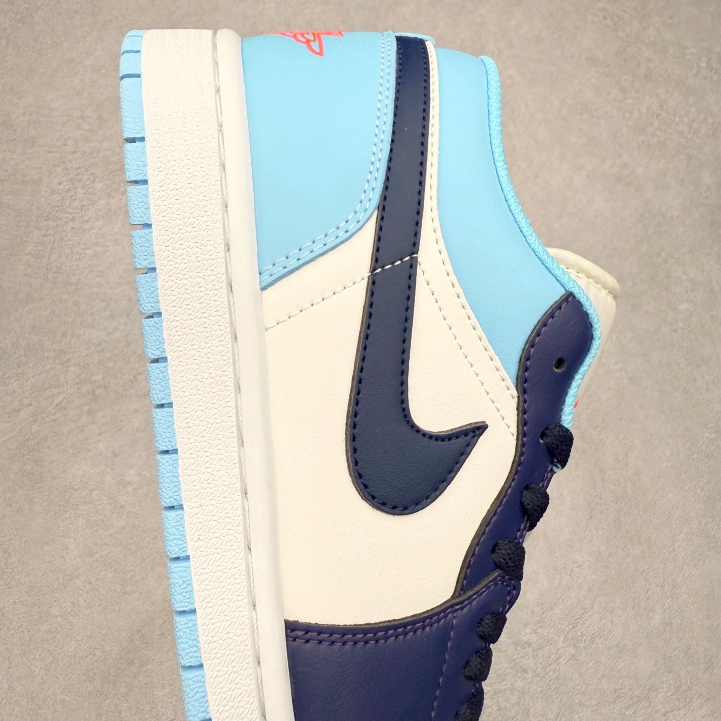 图片[6]-＃K版 Air Jordan AJ1 Low 低帮 553558-149 全新流水线出品 DT版本唯一平替选择 市场第二梯队最强版 全部原鞋开发 原楦原纸板开发 全鞋电脑针车 原厂内置全掌气垫 原盒内在原标 唯一Zp原版鞋带绑法 免检产品 全新2022版型 全头层皮料 完美零毛边处理 原厂配置全掌气垫 价格定位良心 几十个配色陆续出货 实拍调校N版已经零色差零失真 百分百还原实物色彩所见即所得 不存在货不对板色差等低级问题 选购参考实物拍摄 不混卖不参货 只用心做好货严格选品 承诺混一赔十 尺码：36 36.5 37.5 38 38.5 39 40 40.5 41 42 42.5 43 44 44.5 45-选品中心
