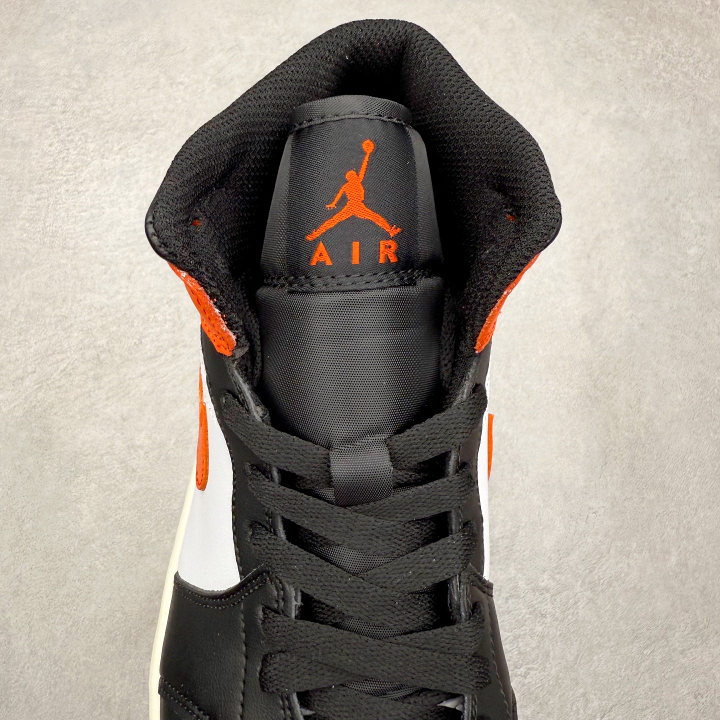 图片[5]-＃K版 Air Jordan AJ1 Mid 中帮 黑橙扣碎 DQ8426-801 原厂内置全掌气垫 A模大底 头层小牛皮 鞋舌AJ原厂专用牛津布+AJ专用反口珍珠布+原厂无杂质高弹内里海棉 特殊封边弹力鞋带 全网唯一头层牛皮 原鞋开模 拒绝公底 购置公司同步原材料 原汁原味 忠于原版‼️尺码：36 36.5 37.5 38 38.5 39 40 40.5 41 42 42.5 43 44 44.5 45 46 47.5-选品中心