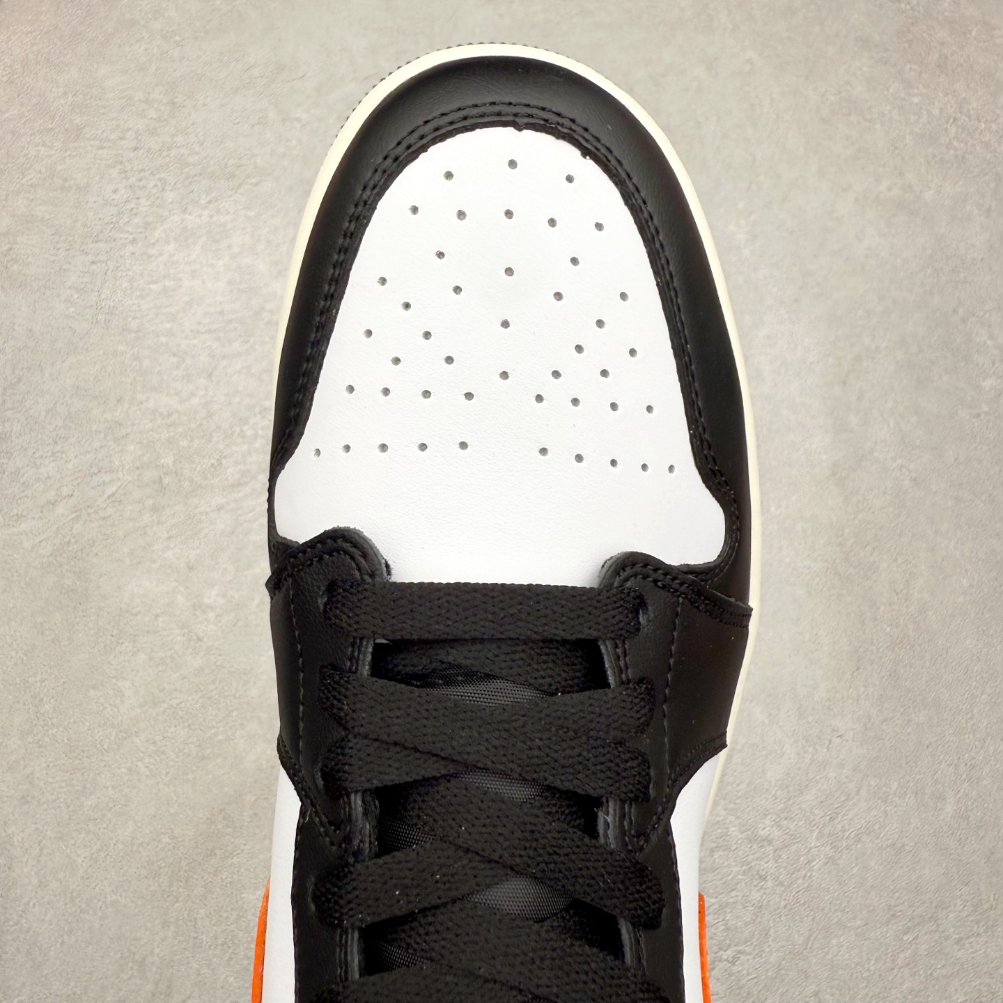 图片[4]-＃K版 Air Jordan AJ1 Mid 中帮 黑橙扣碎 DQ8426-801 原厂内置全掌气垫 A模大底 头层小牛皮 鞋舌AJ原厂专用牛津布+AJ专用反口珍珠布+原厂无杂质高弹内里海棉 特殊封边弹力鞋带 全网唯一头层牛皮 原鞋开模 拒绝公底 购置公司同步原材料 原汁原味 忠于原版‼️尺码：36 36.5 37.5 38 38.5 39 40 40.5 41 42 42.5 43 44 44.5 45 46 47.5-选品中心