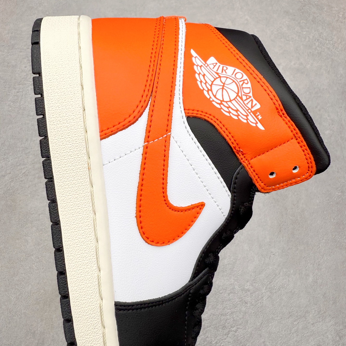 图片[6]-＃K版 Air Jordan AJ1 Mid 中帮 黑橙扣碎 DQ8426-801 原厂内置全掌气垫 A模大底 头层小牛皮 鞋舌AJ原厂专用牛津布+AJ专用反口珍珠布+原厂无杂质高弹内里海棉 特殊封边弹力鞋带 全网唯一头层牛皮 原鞋开模 拒绝公底 购置公司同步原材料 原汁原味 忠于原版‼️尺码：36 36.5 37.5 38 38.5 39 40 40.5 41 42 42.5 43 44 44.5 45 46 47.5-选品中心