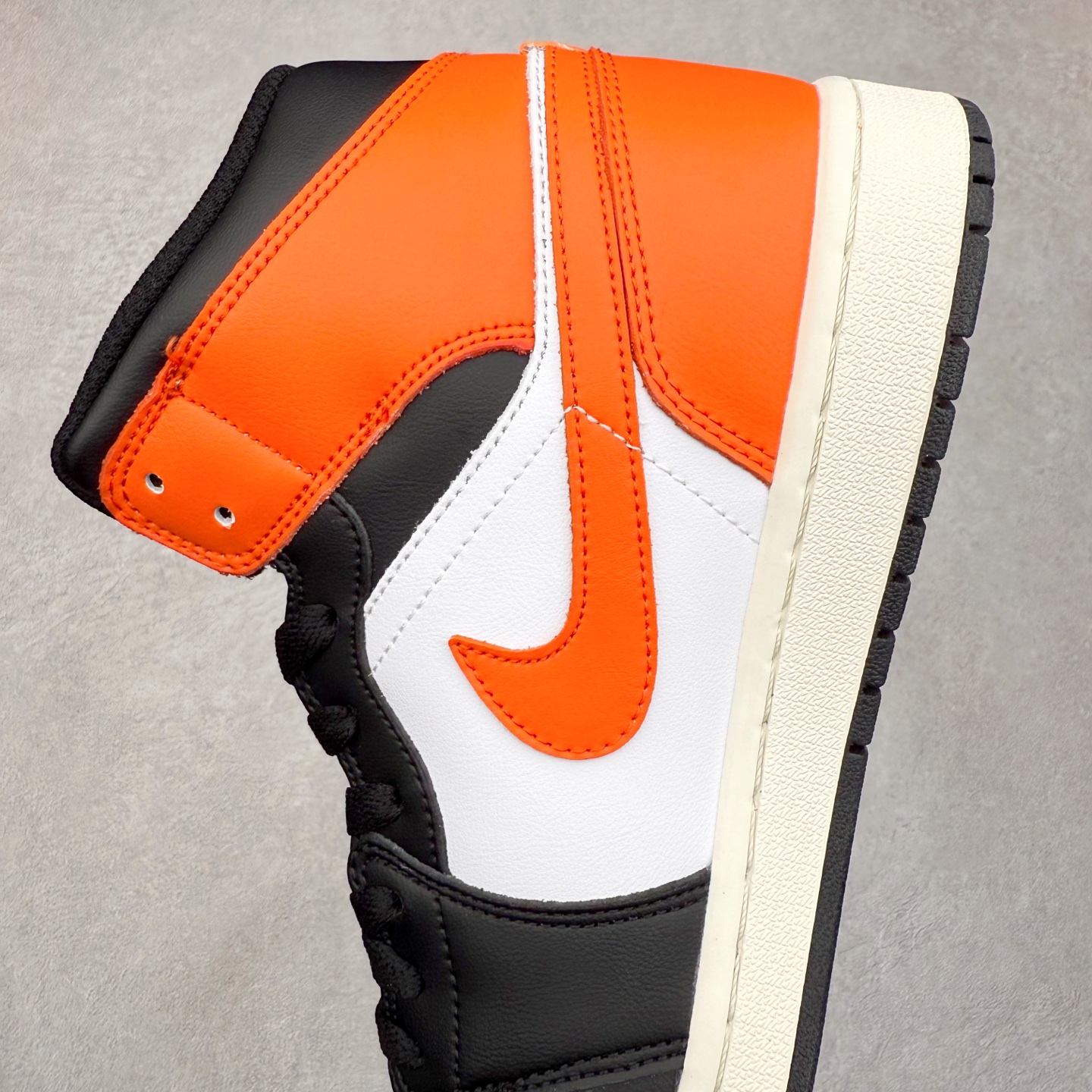 图片[7]-＃K版 Air Jordan AJ1 Mid 中帮 黑橙扣碎 DQ8426-801 原厂内置全掌气垫 A模大底 头层小牛皮 鞋舌AJ原厂专用牛津布+AJ专用反口珍珠布+原厂无杂质高弹内里海棉 特殊封边弹力鞋带 全网唯一头层牛皮 原鞋开模 拒绝公底 购置公司同步原材料 原汁原味 忠于原版‼️尺码：36 36.5 37.5 38 38.5 39 40 40.5 41 42 42.5 43 44 44.5 45 46 47.5-选品中心