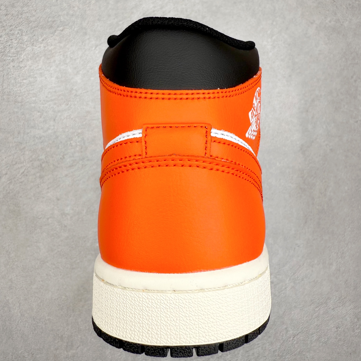 图片[8]-＃K版 Air Jordan AJ1 Mid 中帮 黑橙扣碎 DQ8426-801 原厂内置全掌气垫 A模大底 头层小牛皮 鞋舌AJ原厂专用牛津布+AJ专用反口珍珠布+原厂无杂质高弹内里海棉 特殊封边弹力鞋带 全网唯一头层牛皮 原鞋开模 拒绝公底 购置公司同步原材料 原汁原味 忠于原版‼️尺码：36 36.5 37.5 38 38.5 39 40 40.5 41 42 42.5 43 44 44.5 45 46 47.5-选品中心