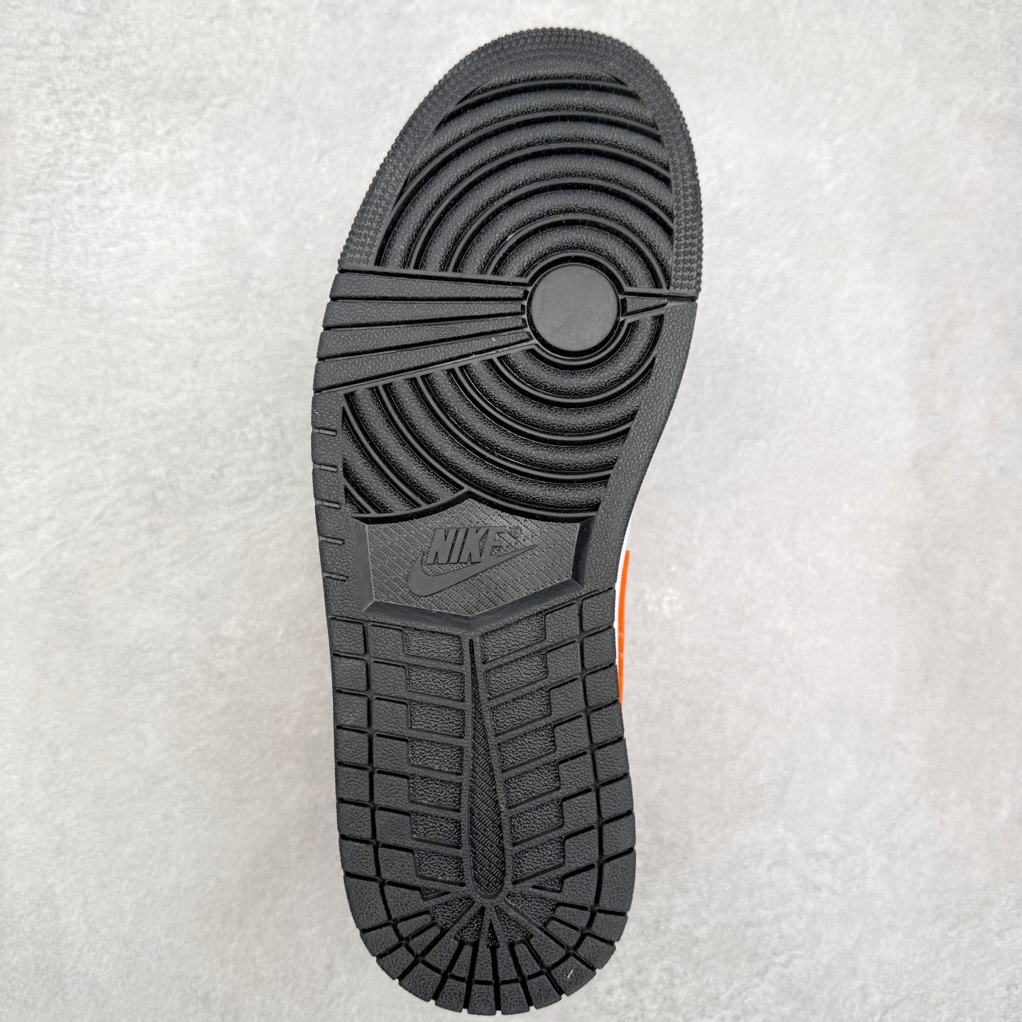 图片[9]-＃K版 Air Jordan AJ1 Mid 中帮 黑橙扣碎 DQ8426-801 原厂内置全掌气垫 A模大底 头层小牛皮 鞋舌AJ原厂专用牛津布+AJ专用反口珍珠布+原厂无杂质高弹内里海棉 特殊封边弹力鞋带 全网唯一头层牛皮 原鞋开模 拒绝公底 购置公司同步原材料 原汁原味 忠于原版‼️尺码：36 36.5 37.5 38 38.5 39 40 40.5 41 42 42.5 43 44 44.5 45 46 47.5-选品中心