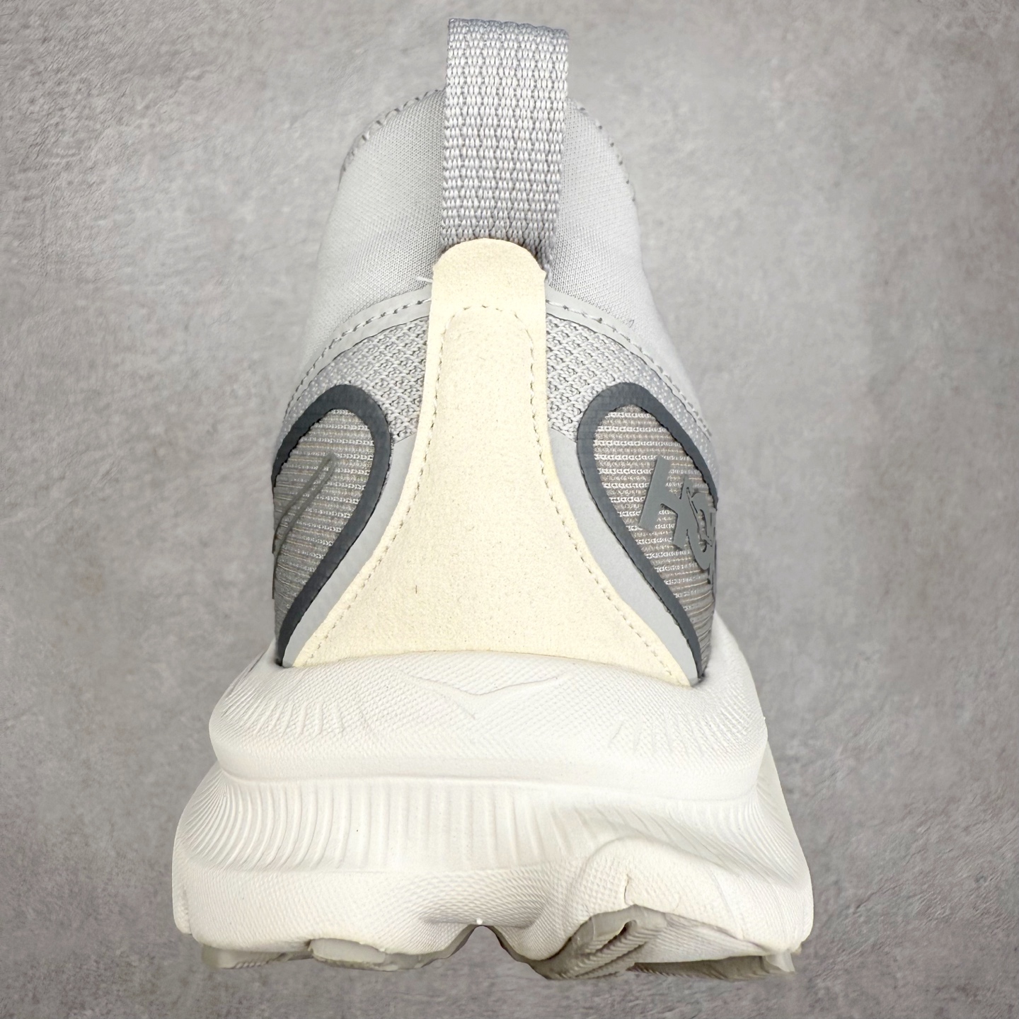 图片[8]-HOKA ONE ONE Kawana Mid 舒适百搭防滑耐磨中帮训练休闲城市通勤跑步鞋 HOKA ONE ONE是来自美国的跑步鞋知名品牌，创立于2009年，始终致力于为所有跑者提供更新、更好的跑步装备。相比常规跑鞋，HOKA ONE ONE特别研发使用性能独特的几何形跑鞋中底，此种鞋底更厚、更高、回弹性也更好，除了卓越的缓冲性能，它还能內各种阶段的跑者带来更具动感、更加稳定的跑步体验。HOKAONE ONE从设计之初就清楚意识到，要保证跑者步幅的均匀一致，双脚自然而然的运动至关重要。尺码：36 36.5 37.5 38 38.5 39 40 40.5 41 42 42.5 43 44 44.5 45-选品中心