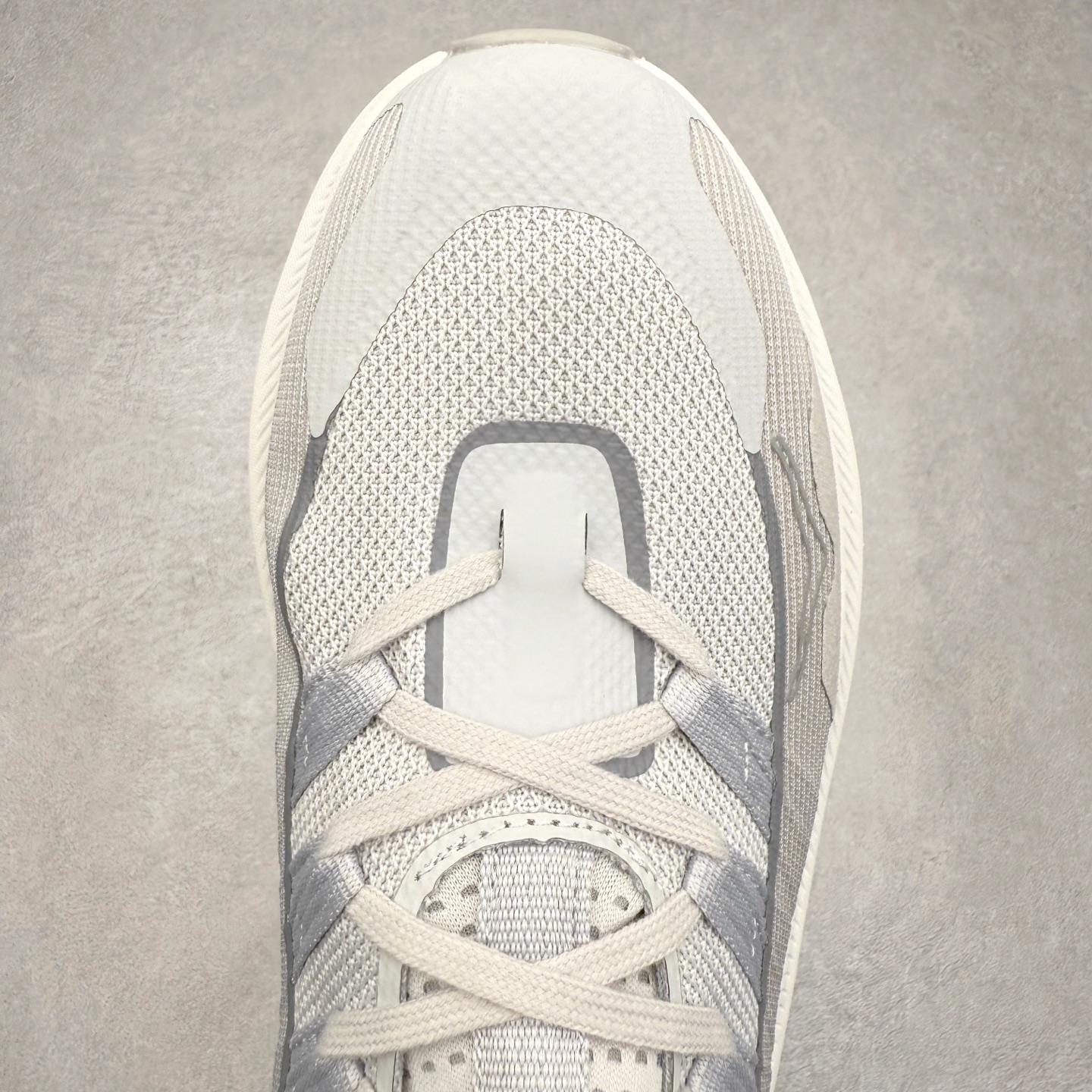 图片[4]-HOKA ONE ONE Kawana Mid 舒适百搭防滑耐磨中帮训练休闲城市通勤跑步鞋 HOKA ONE ONE是来自美国的跑步鞋知名品牌，创立于2009年，始终致力于为所有跑者提供更新、更好的跑步装备。相比常规跑鞋，HOKA ONE ONE特别研发使用性能独特的几何形跑鞋中底，此种鞋底更厚、更高、回弹性也更好，除了卓越的缓冲性能，它还能內各种阶段的跑者带来更具动感、更加稳定的跑步体验。HOKAONE ONE从设计之初就清楚意识到，要保证跑者步幅的均匀一致，双脚自然而然的运动至关重要。尺码：36 36.5 37.5 38 38.5 39 40 40.5 41 42 42.5 43 44 44.5 45-选品中心